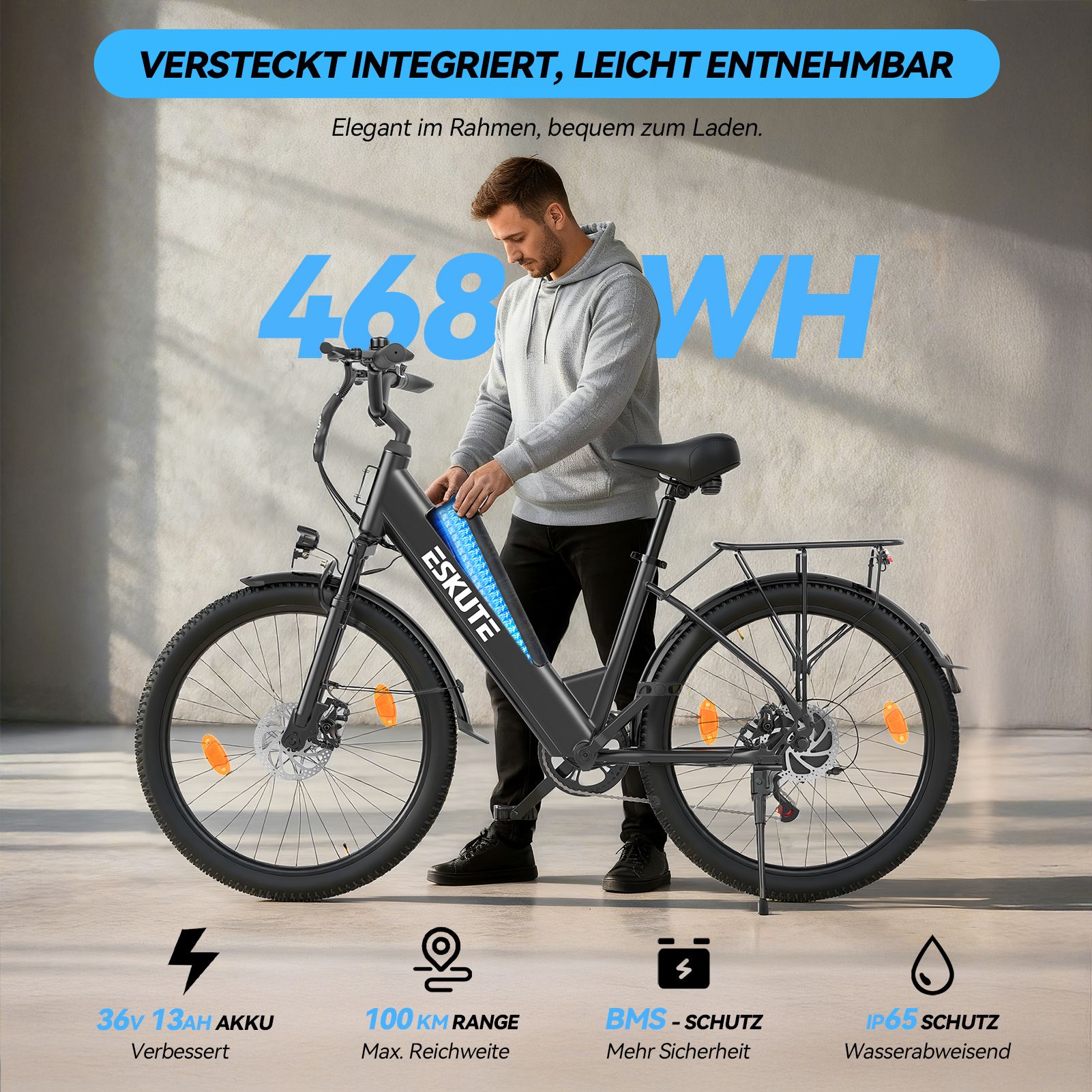 Mann öffnet das Akkufach eines schwarzen ESKUTE Elektro-Citybikes. Der Text zeigt: 36V 13Ah Akku, 100km Reichweite, BMS-Schutz, IP65.