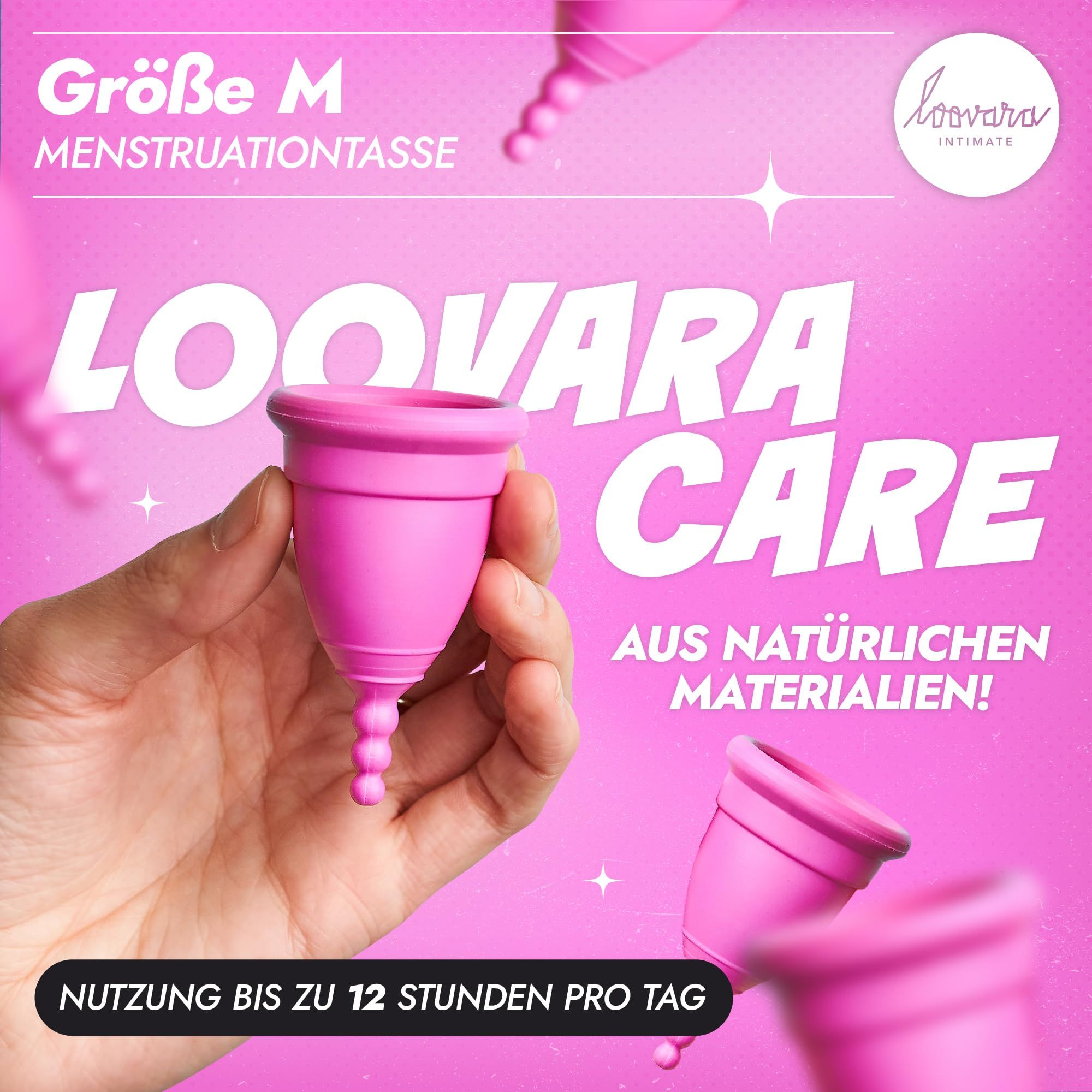 Hand hält eine pinke Menstruationstasse Größe M aus Naturkautschuk.