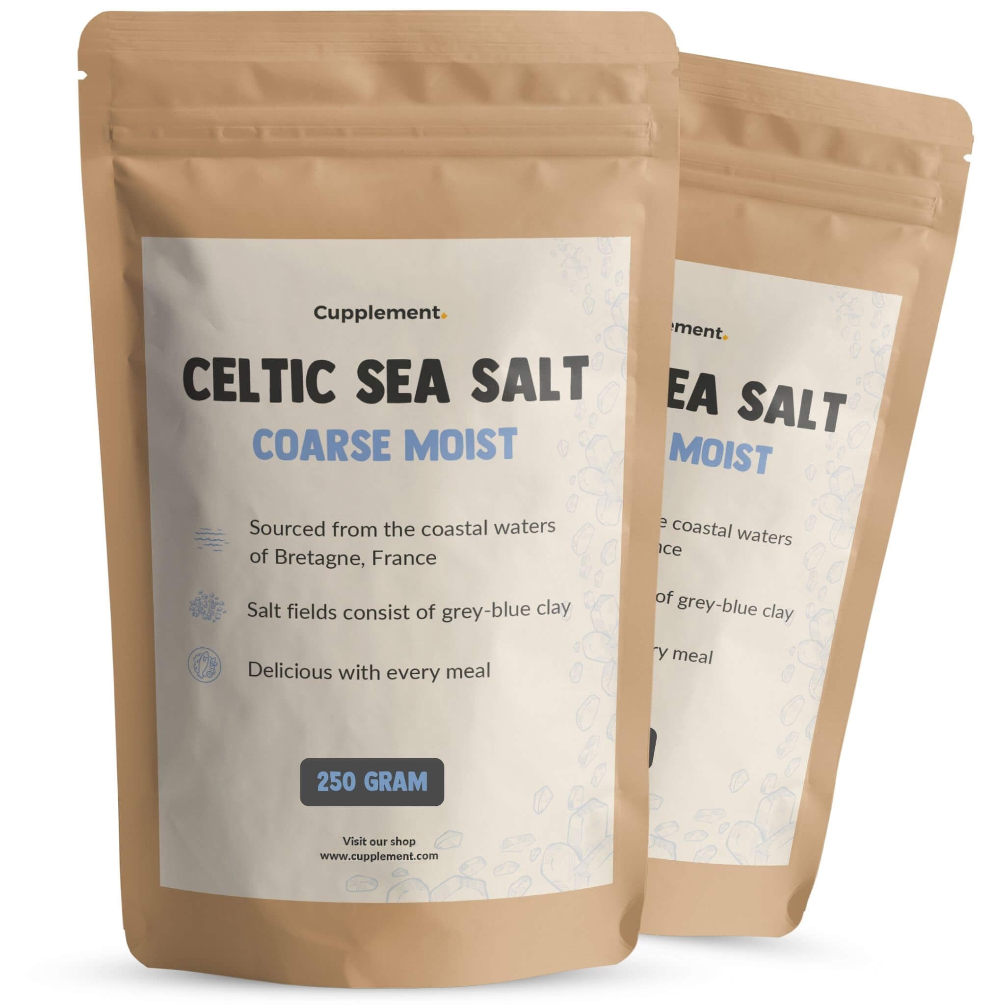 Zwei Beutel Cupplement Keltisches Meersalz, 250 g. Braune Verpackung mit weißem Etikett. Grobes, feuchtes Salz.