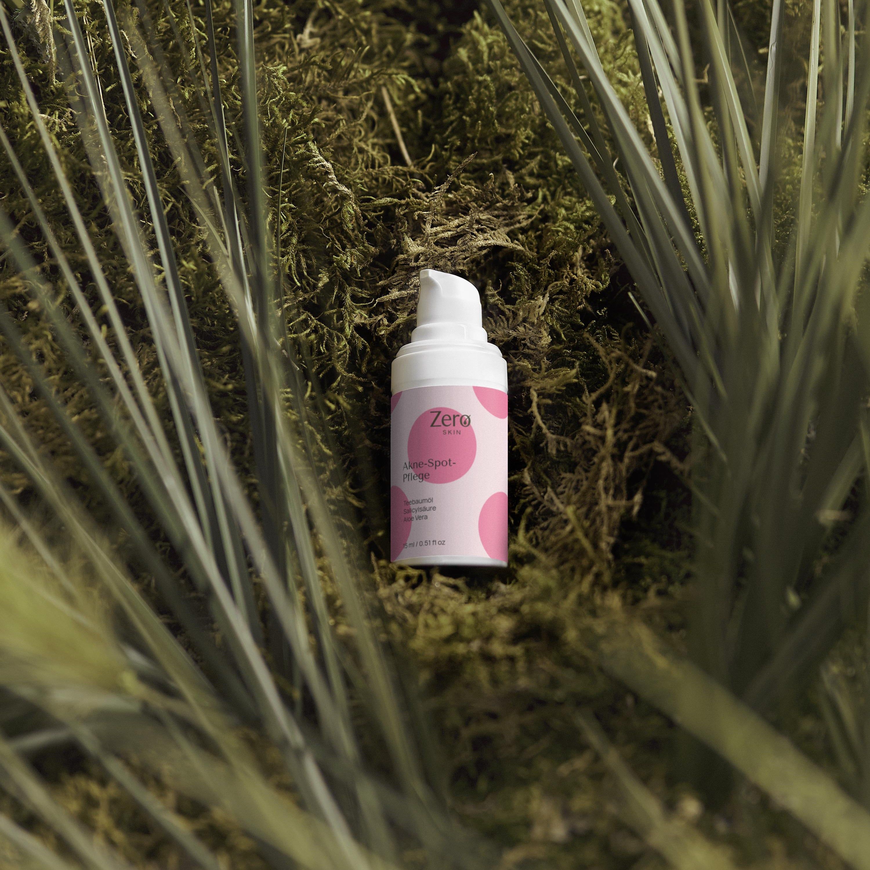 Weiße Pumpspenderflasche mit rosa Kreisen und dem Schriftzug "Zero".