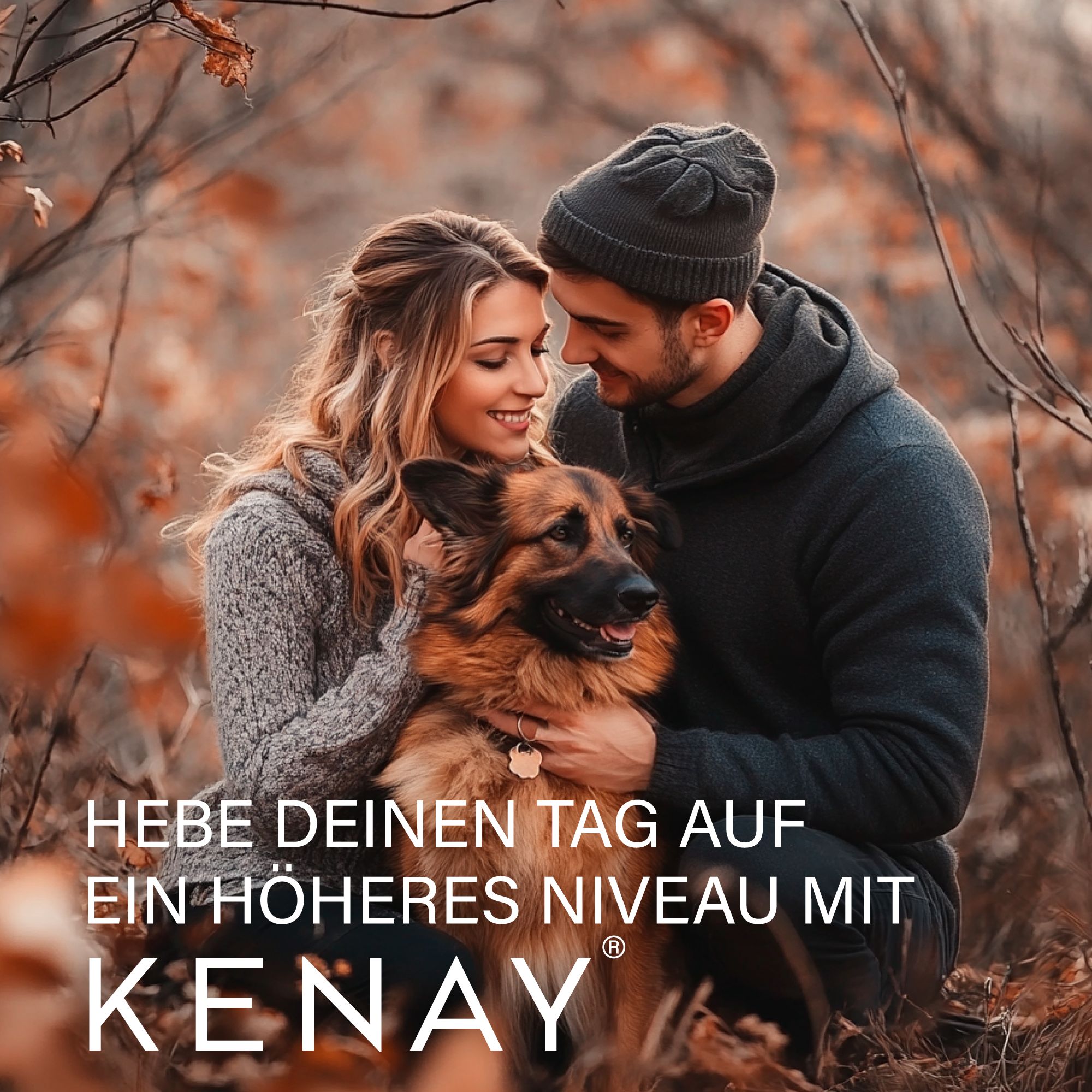 Paar umarmt sich mit Hund. Text: Hebe deinen Tag auf ein höheres Niveau mit KENAY®.