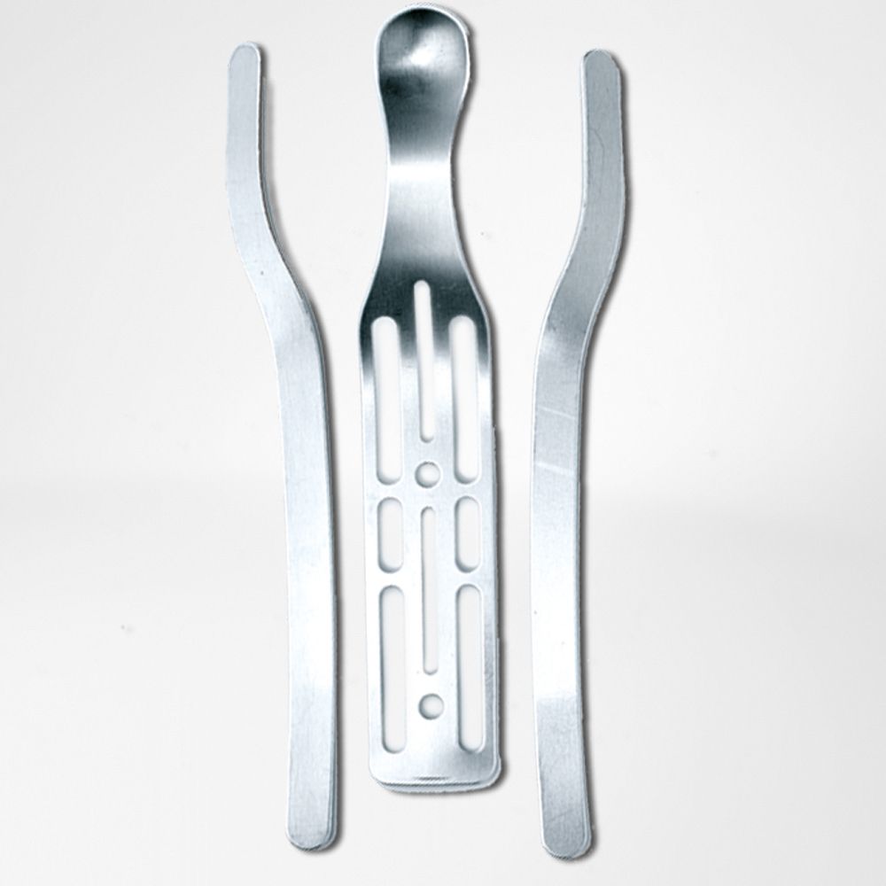 Drei silberfarbene Metallteile. Ein Teil mit Gabelform, zwei gebogene Teile.