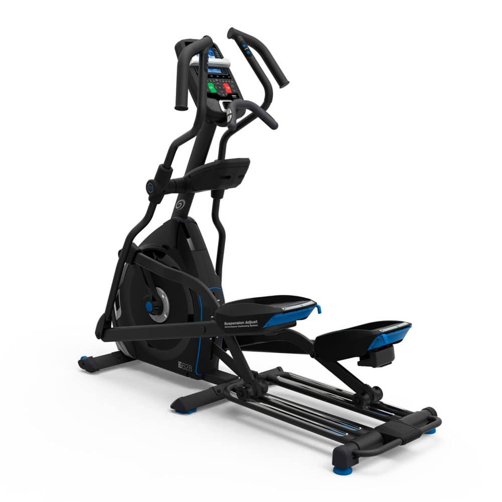 Crosstrainer, schwarz mit blauen Akzenten. Konsole mit Display und Griffen. Pedale und Arme für Ganzkörpertraining.