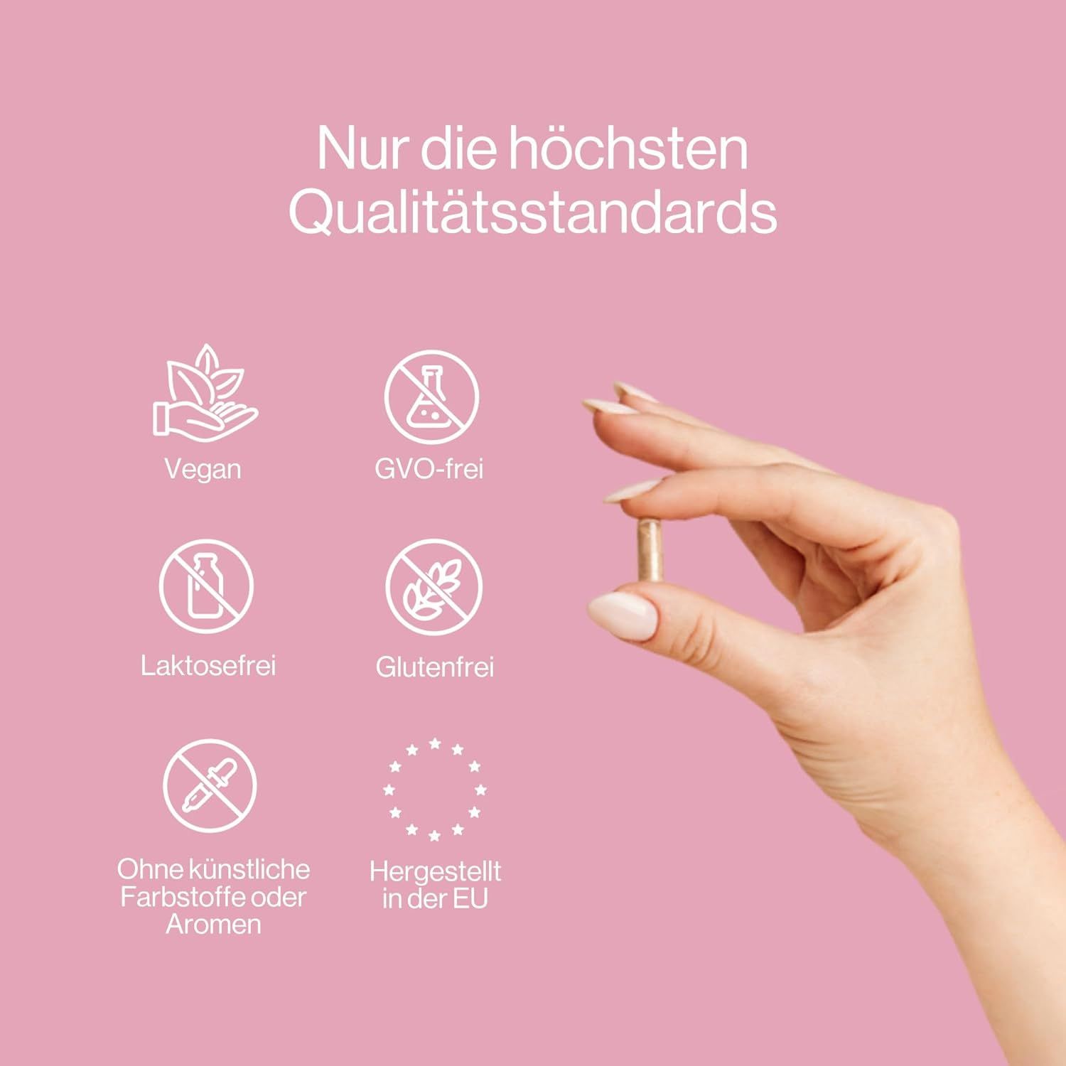 Hand hält eine Kapsel. Aufschrift: "Vegan", "GVO-frei", "Laktosefrei", "Glutenfrei", "Ohne künstliche Farb- oder Aromen", "Hergestellt in der EU".