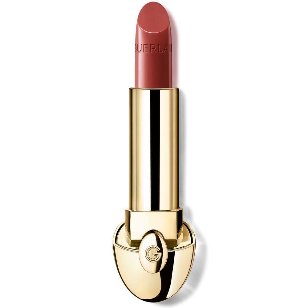 Goldfarbener Lippenstift, geöffnet. Der Lippenstift hat eine rosabraune Farbe. Der Schriftzug GUERLAIN ist auf dem Lippenstift zu sehen.