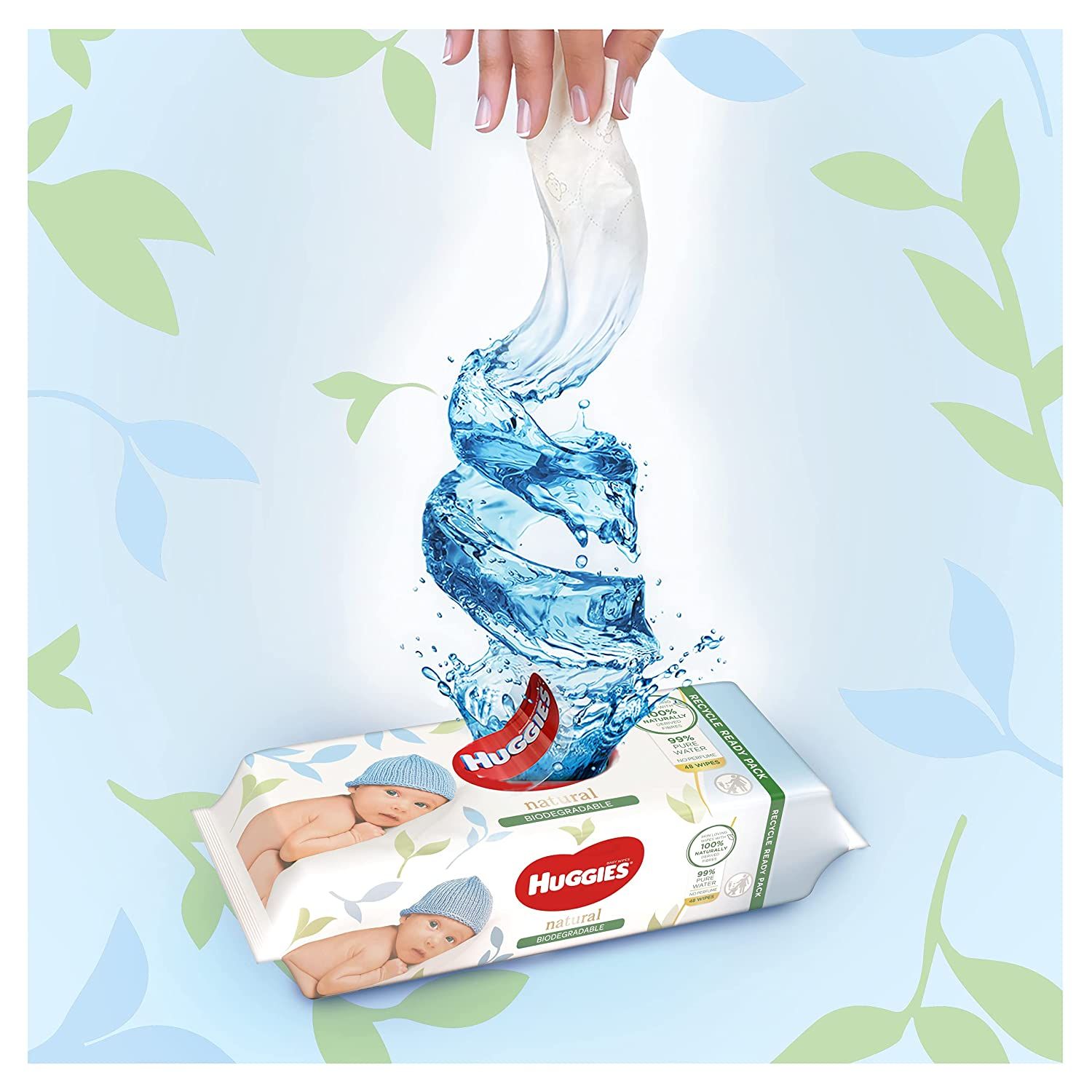 Hand hält Feuchttuch über Packung. Wasser spritzt auf Packung. Huggies-Logo und Produktinformationen sichtbar.