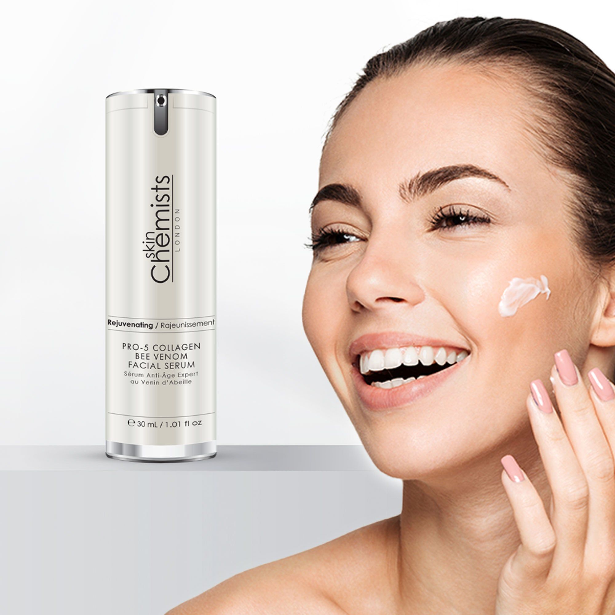 Frau mit Serumflasche. Serum auf der Haut. Aufschrift: skinChemists London, Pro-5 Collagen Bee Venom Facial Serum. 30 ml / 1.01 fl oz.