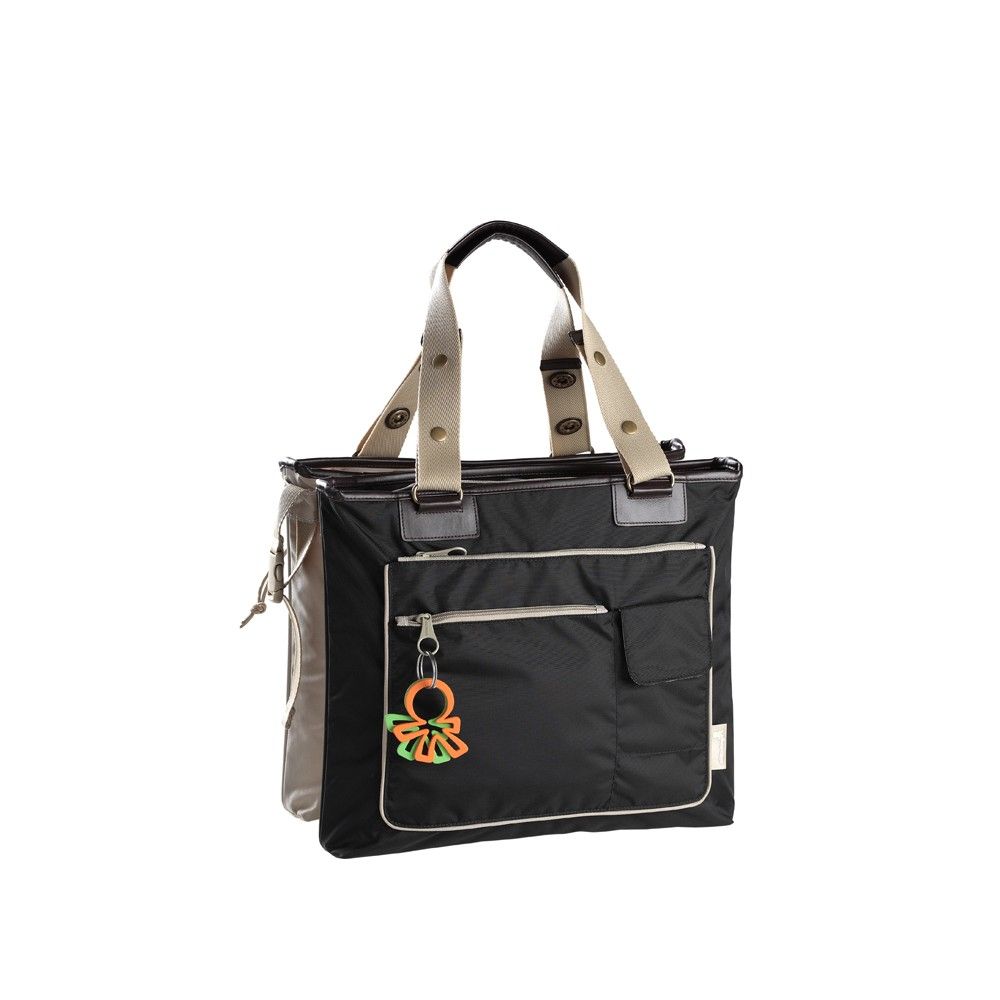 Schwarze Wickeltasche mit beigen Trägern und Reißverschlusstasche. Mit Anhänger. Eckige Form.