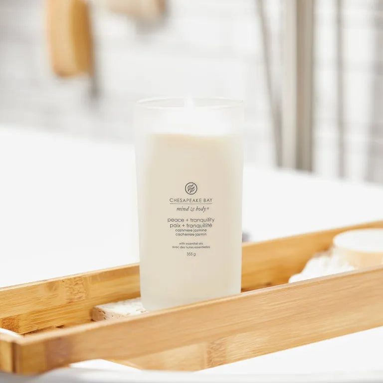 Kerze in mattiertem Glas auf einem Badewannenbrett. Aufschrift: Chesapeake Bay mind & body, peace + tranquility. 355 g.