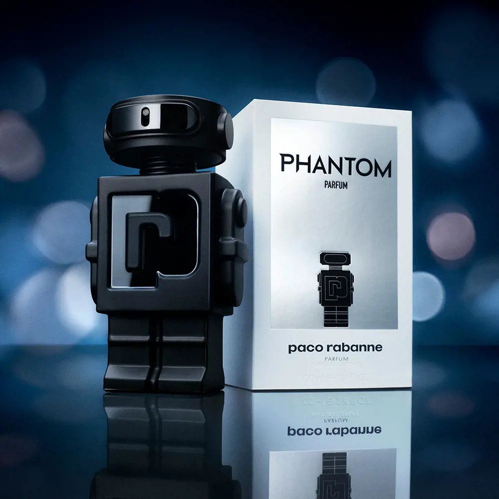 Schwarzer Flakon in Roboterform und weiße Verpackung. Auf der Verpackung steht "Phantom Parfum" und "paco rabanne".