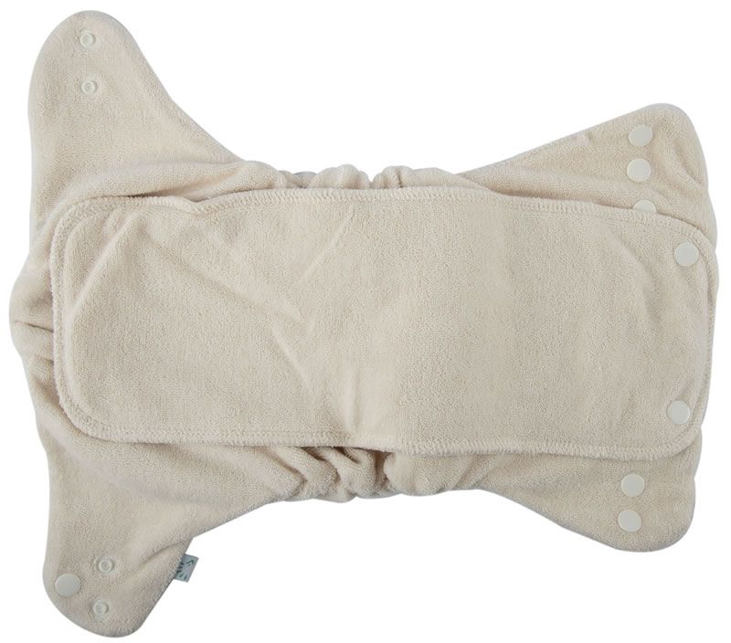 Windel aus Bio-Baumwolle, flach ausgebreitet. Cremefarbene Textur mit Druckknöpfen. Innenliegende Einlage sichtbar.