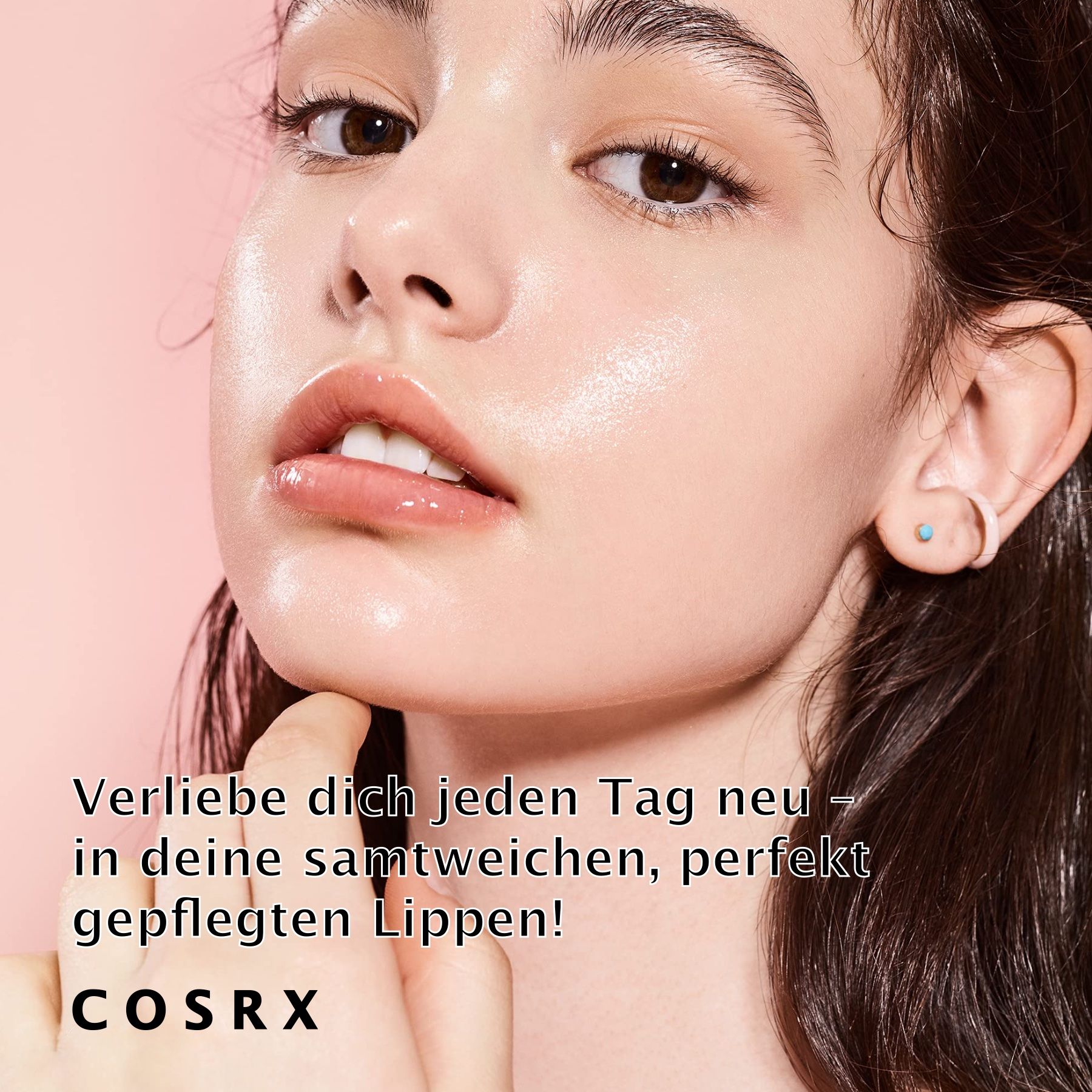 Porträt einer Frau. Text: Verliebe dich jeden Tag neu in deine Lippen. COSRX.