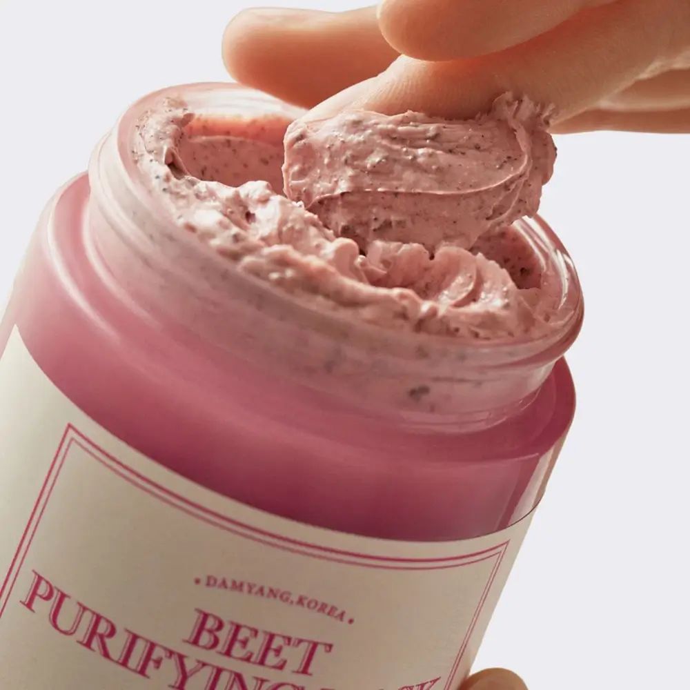 Glas mit rosa Gesichtsmaske. Finger entnimmt Maske. Text: BEET PURIFYING MASK, I'm from.
