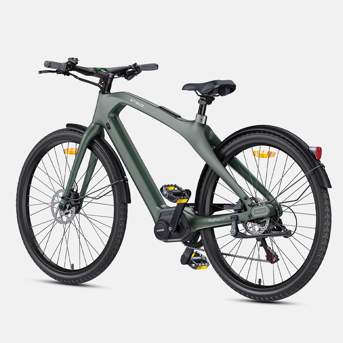 E-Bike von hinten. Grün, schwarze Reifen und Schutzbleche. Sichtbar sind Sattel, Lenker, Pedale und Scheibenbremsen.