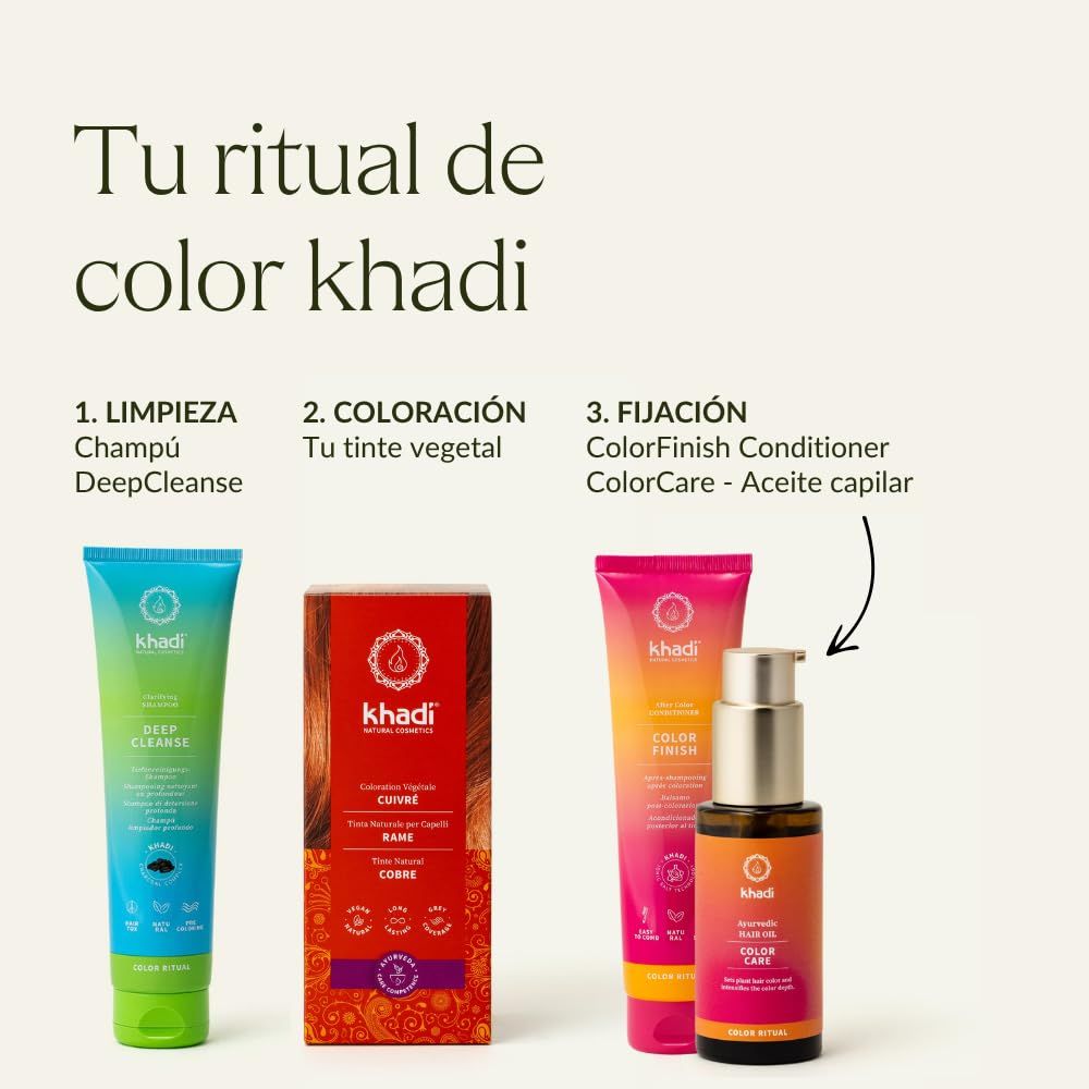 Produkte für die Khadi-Haarfarben-Routine: Shampoo, Pflanzenhaarfarbe, Conditioner.