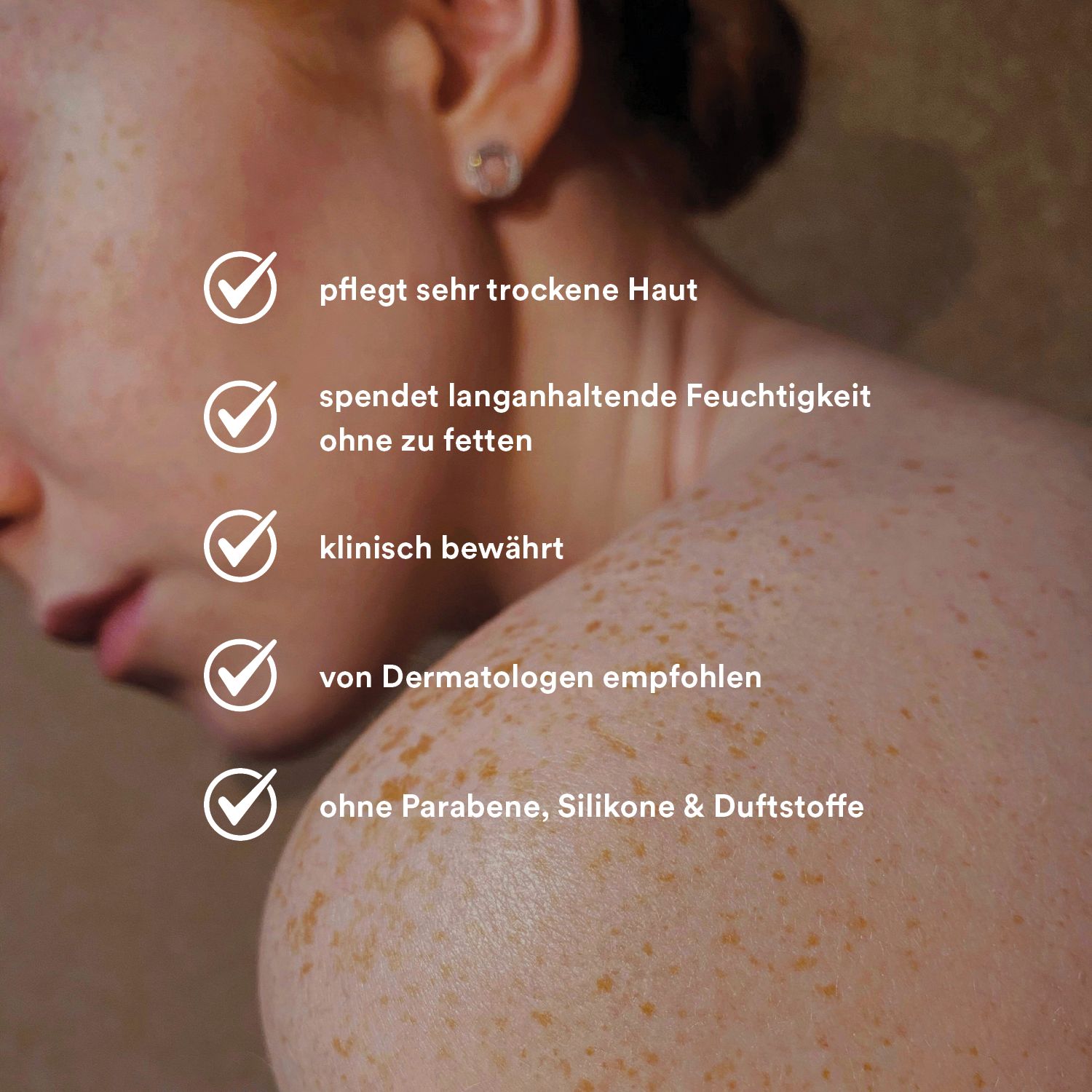 Haut mit roten Flecken. Text: pflegt sehr trockene Haut, spendet Feuchtigkeit, klinisch bewährt, von Dermatologen empfohlen, ohne Zusätze.