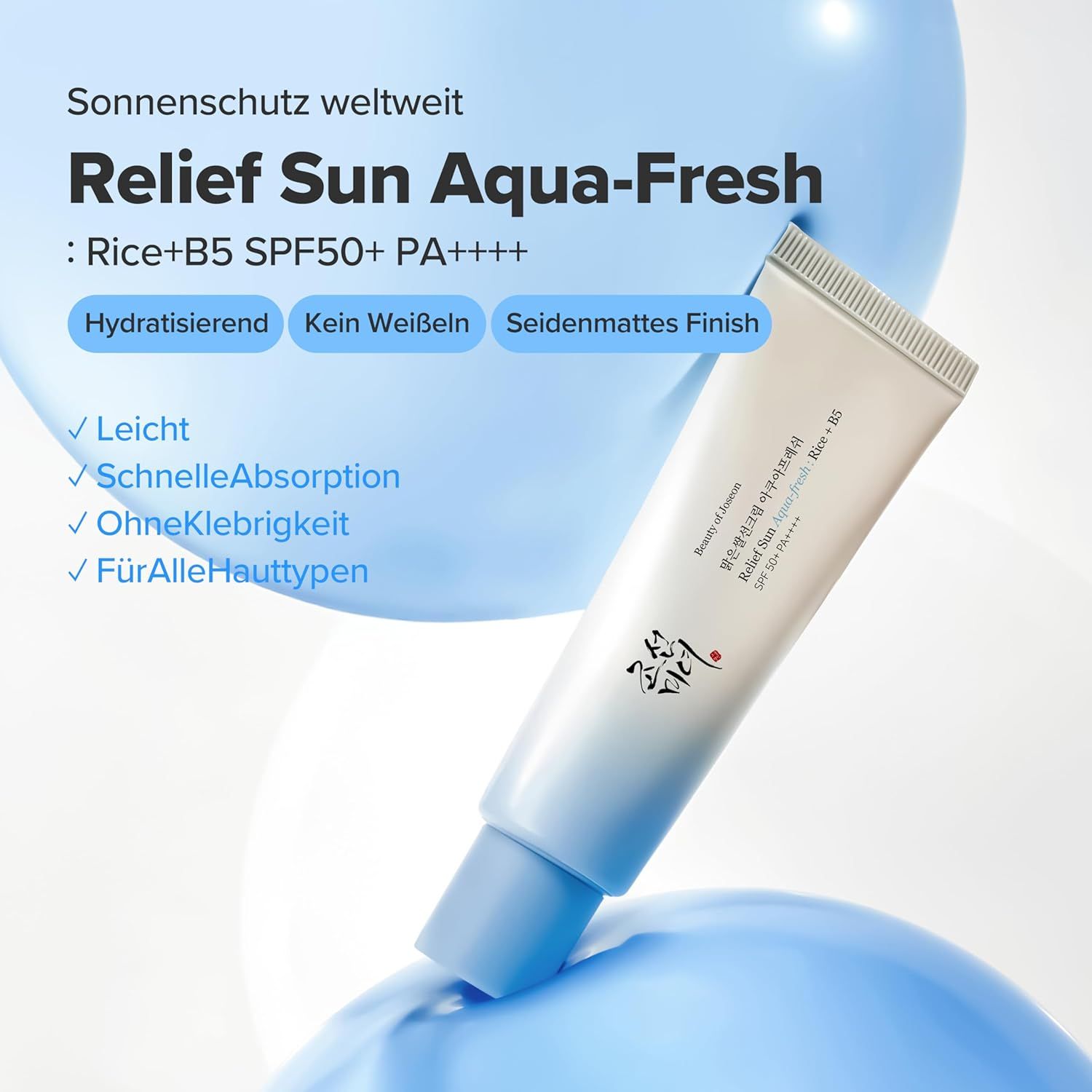 Sonnencreme-Tube. Weiß-blaues Design. Text: Relief Sun Aqua-Fresh, Rice+B5 SPF50+ PA++++. Blaue Luftblasen im Hintergrund.