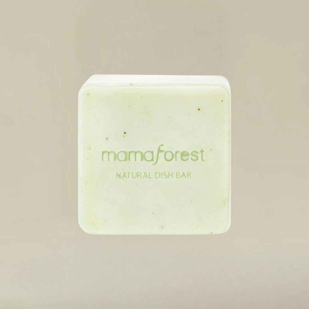 Quadratischer, hellgrüner Seifenblock mit der Aufschrift "mamaforest NATURAL DISH BAR".