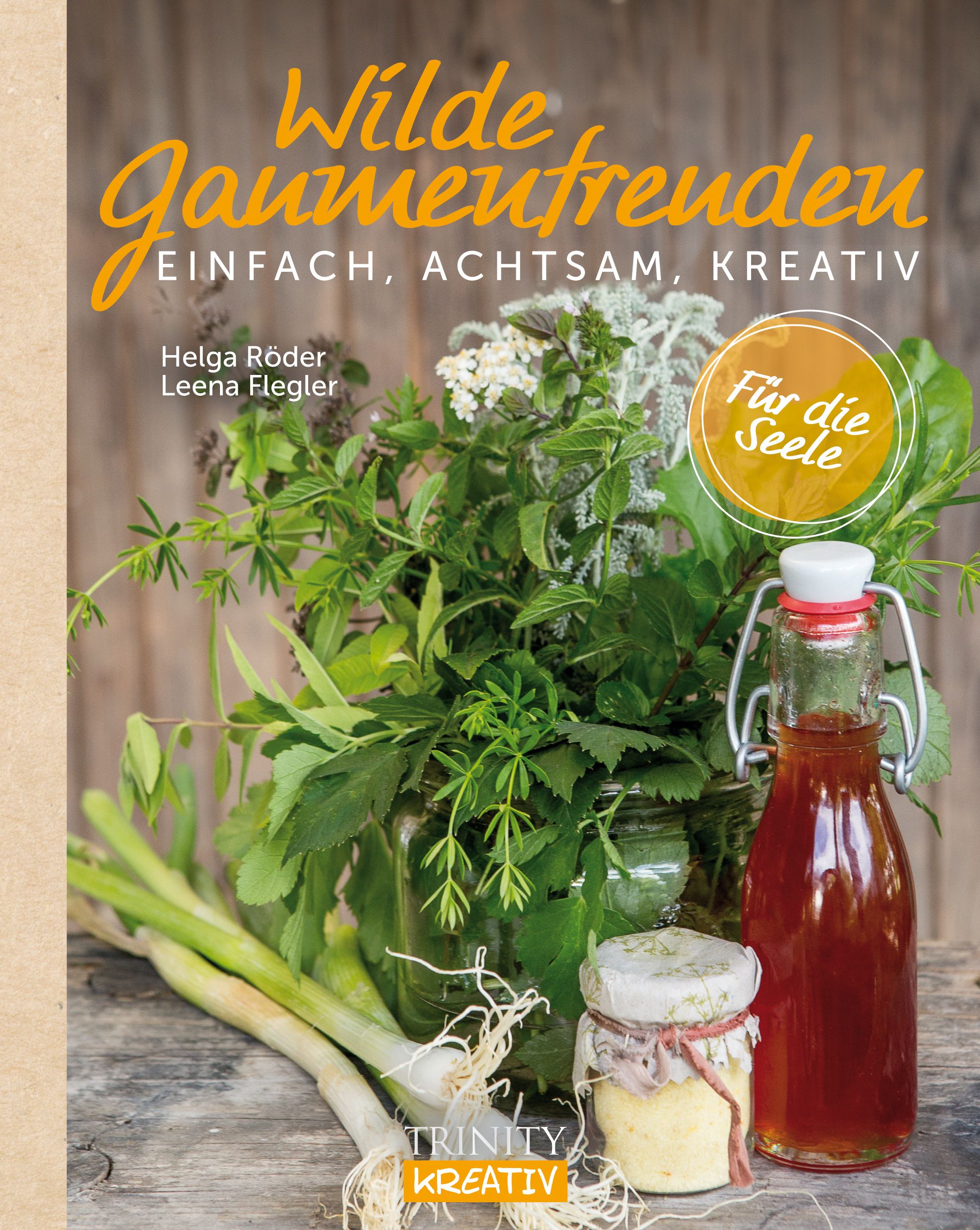 Buchcover mit Titel "Wilde Gaumenfreuden". Autoren: Helga Röder, Leena Flegler. Auf Holzuntergrund mit Kräutern, Glasflasche und kleinem Glas.