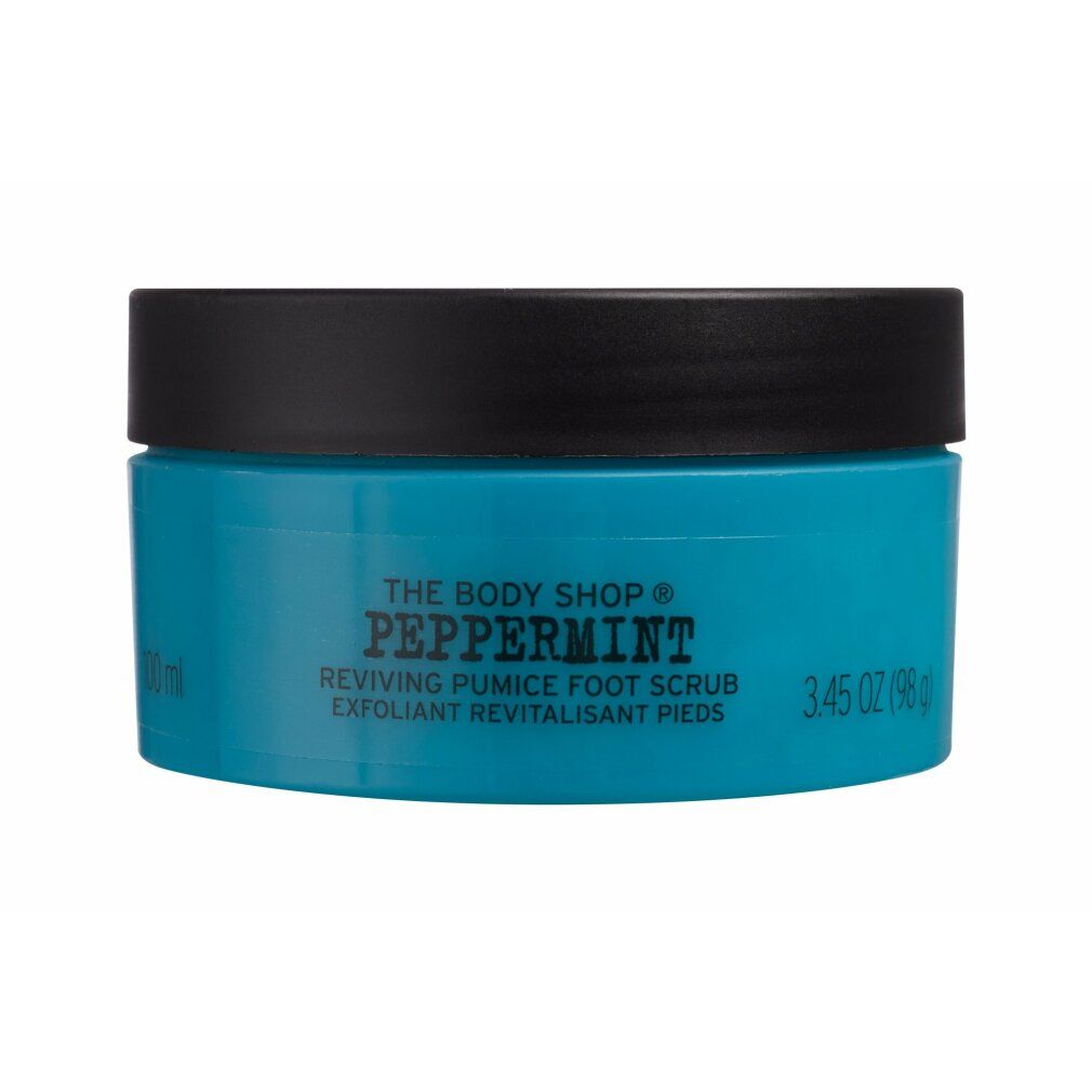 Blauer Tiegel mit schwarzem Deckel. Aufschrift: Peppermint, Reviving Pumice Foot Scrub. Marke: The Body Shop. Schwarzer Rand.