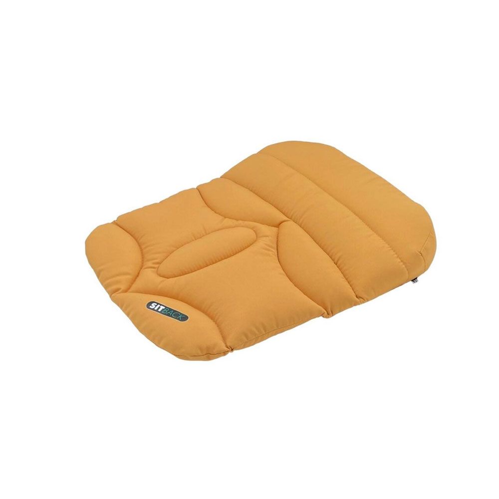 Beige Sitzkissen mit SITBACK-Logo. Gepolstert, rechteckig mit abgerundeten Ecken. Oberseite mit wellenförmigen Nähten.