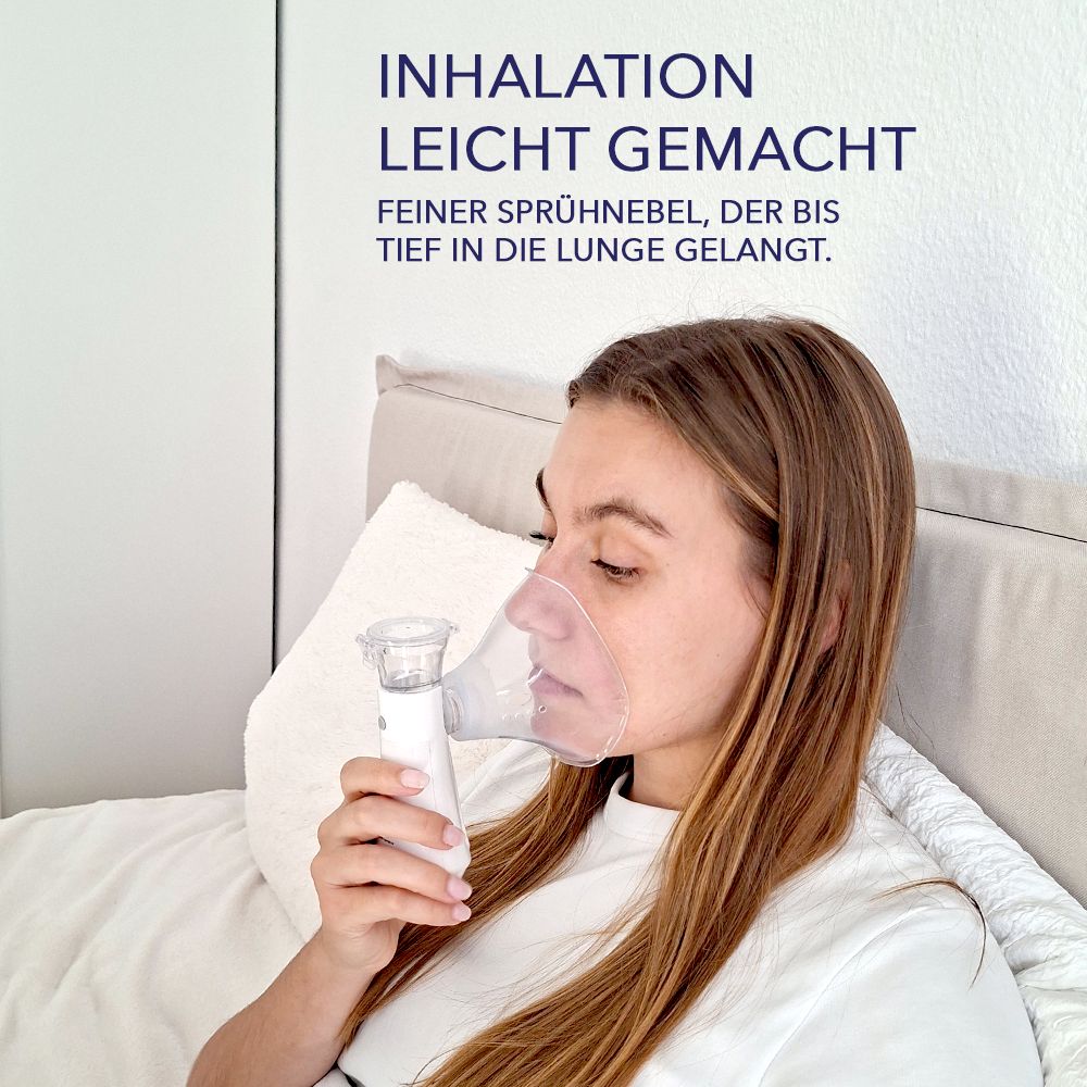 Frau mit Inhalationsmaske. Text: Inhalation leicht gemacht. Feiner Sprühnebel, der bis tief in die Lunge gelangt.