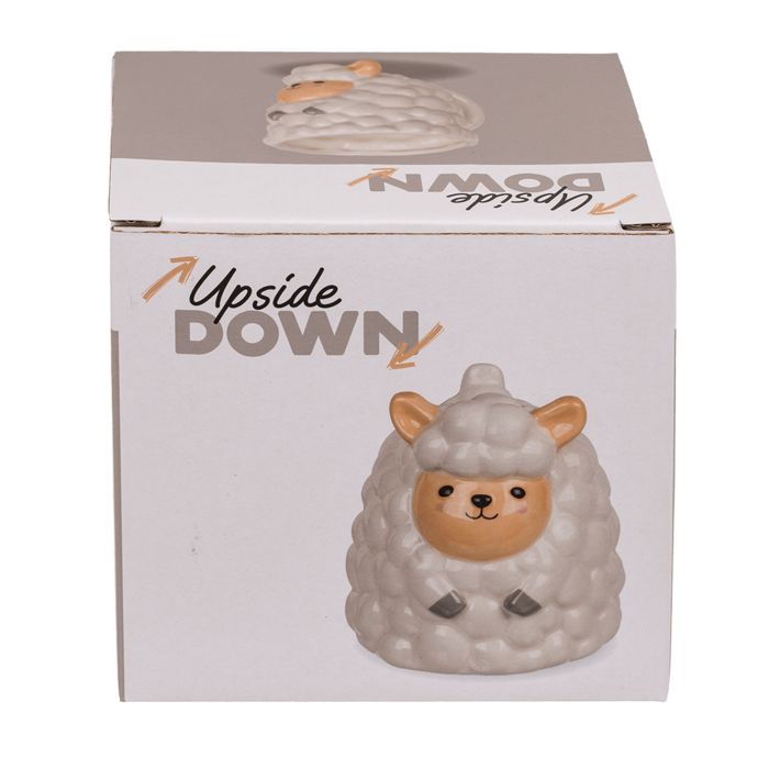 Keramikbecher Schaf in Verpackung. Aufdruck "Upside Down". Schaf-Design mit Ohren, Gesicht und Beinen. Verpackung mit Schaf-Abbildung.