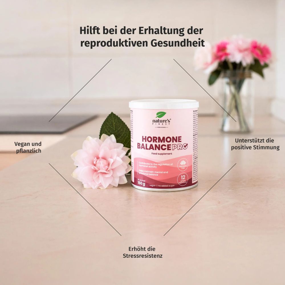 Rosa Dose "Nature's Finest Hormone Balance PRO" auf Theke mit Blume. Text: Vegan, unterstützt Stimmung, Stressresistenz.