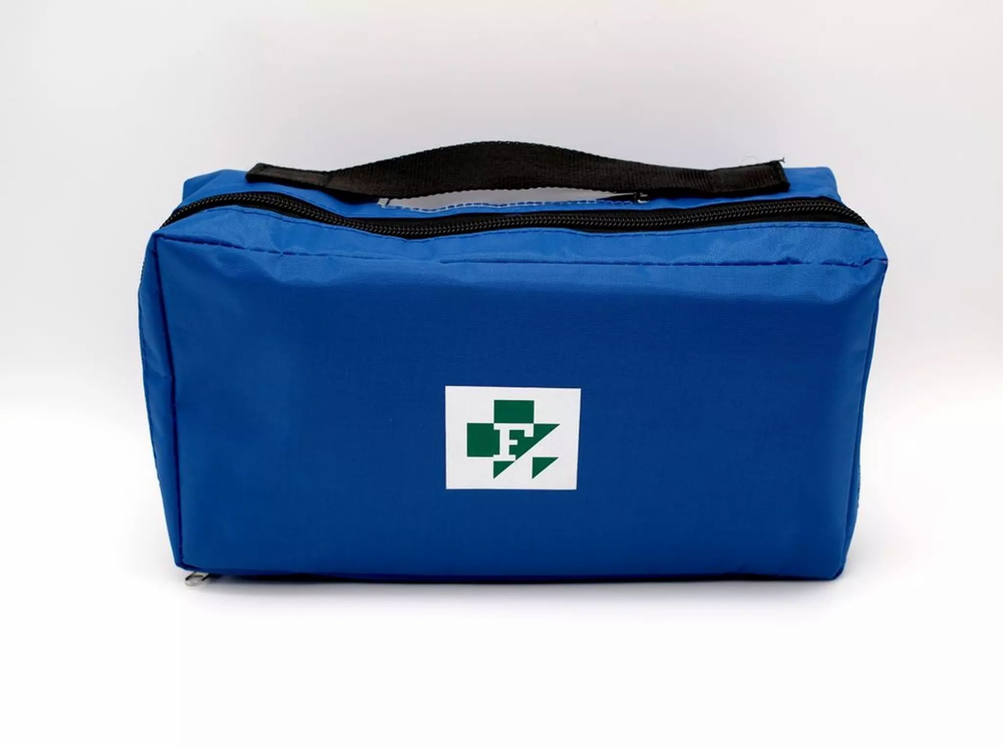 Blaue Tasche mit Reißverschluss und Tragegriff. Weißes Logo mit grünem Symbol. Eckige Form.