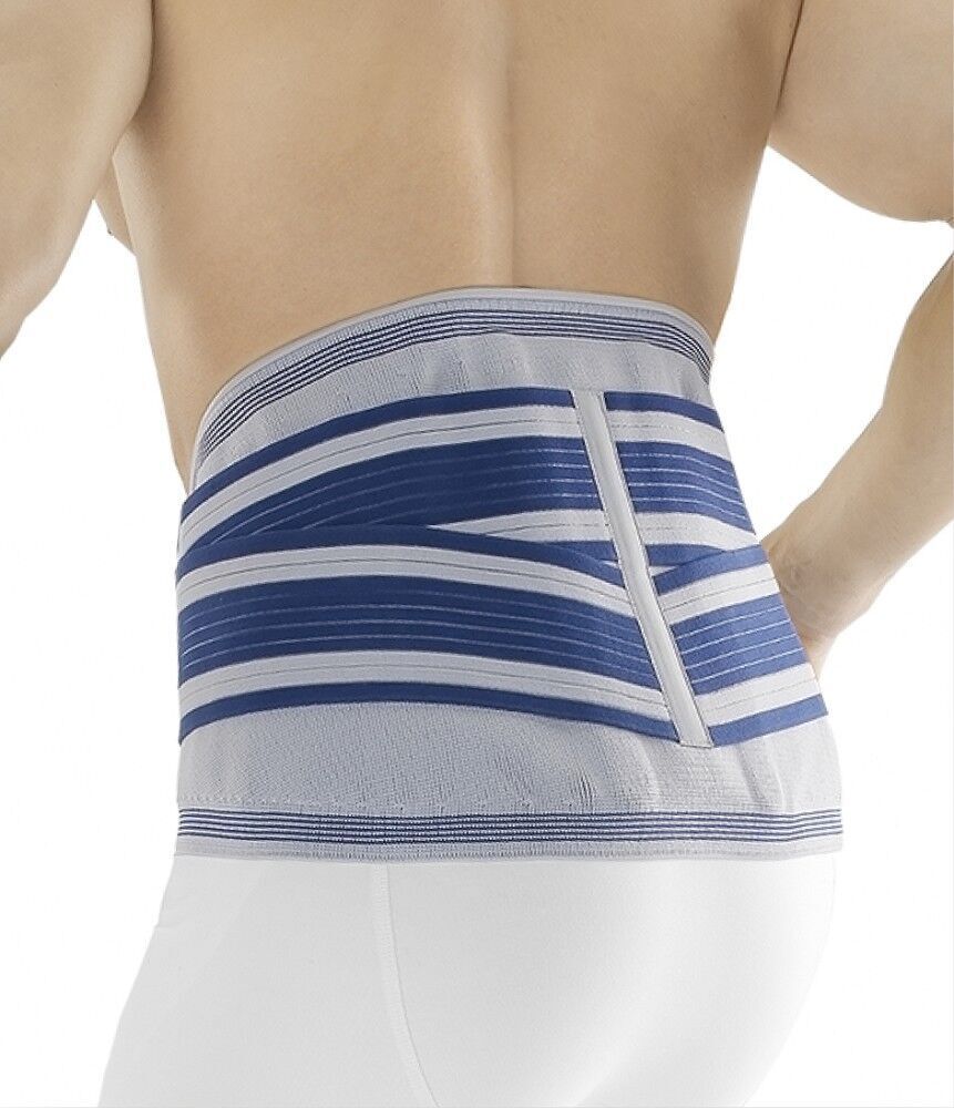 Rückenansicht einer Person, die die OFA Dynamics LWS Bandage Flex trägt. Graue Bandage mit blauen Streifen.