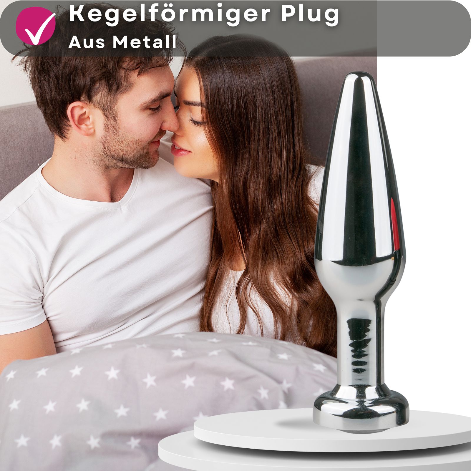 Produktabbildung mit Text: Kegelförmiger Plug, aus Metall. Paar im Hintergrund.