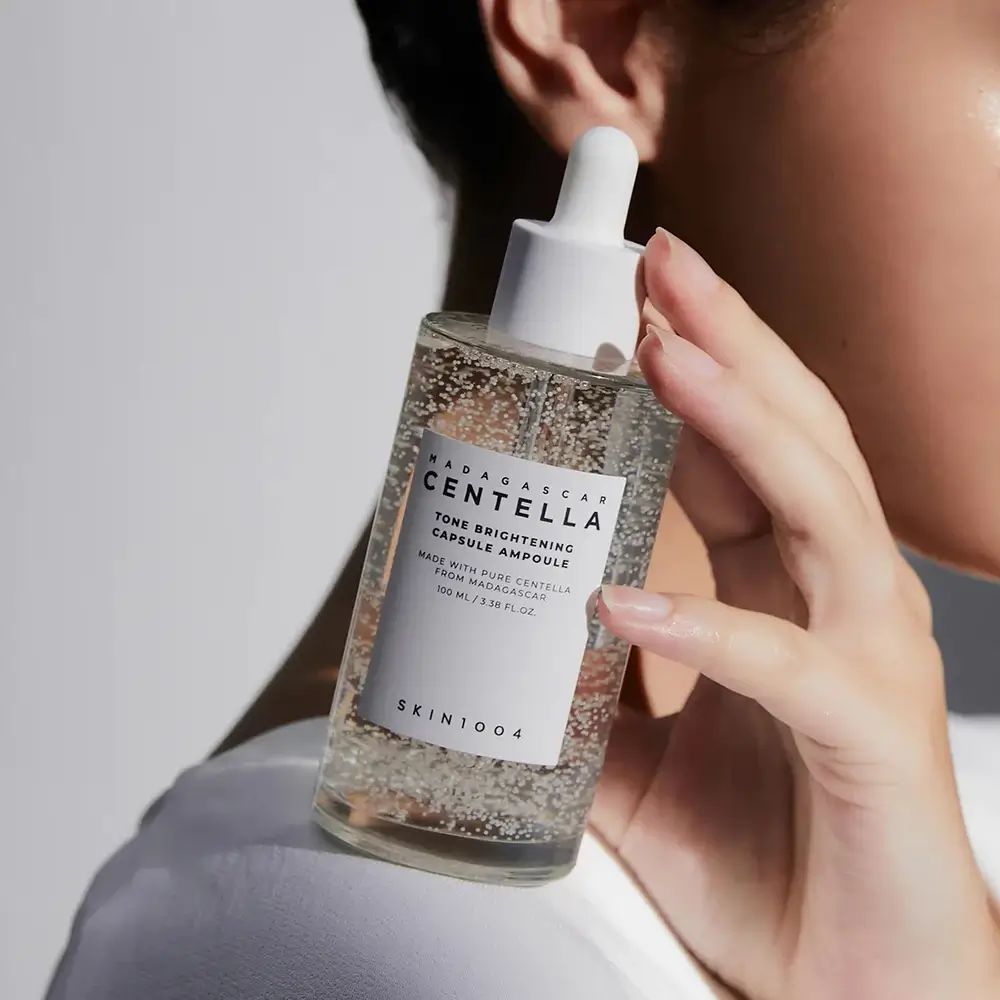 Flasche mit Centella Tone Brightening Capsule Ampoule und Pipettenverschluss.