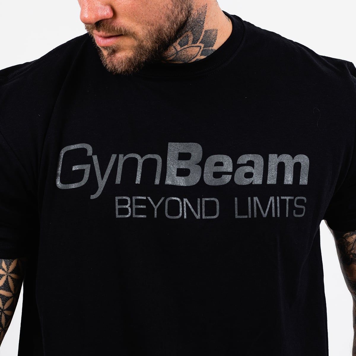 Detailansicht des schwarzen GymBeam T-Shirts mit "BEYOND LIMITS" Schriftzug in Grau.
