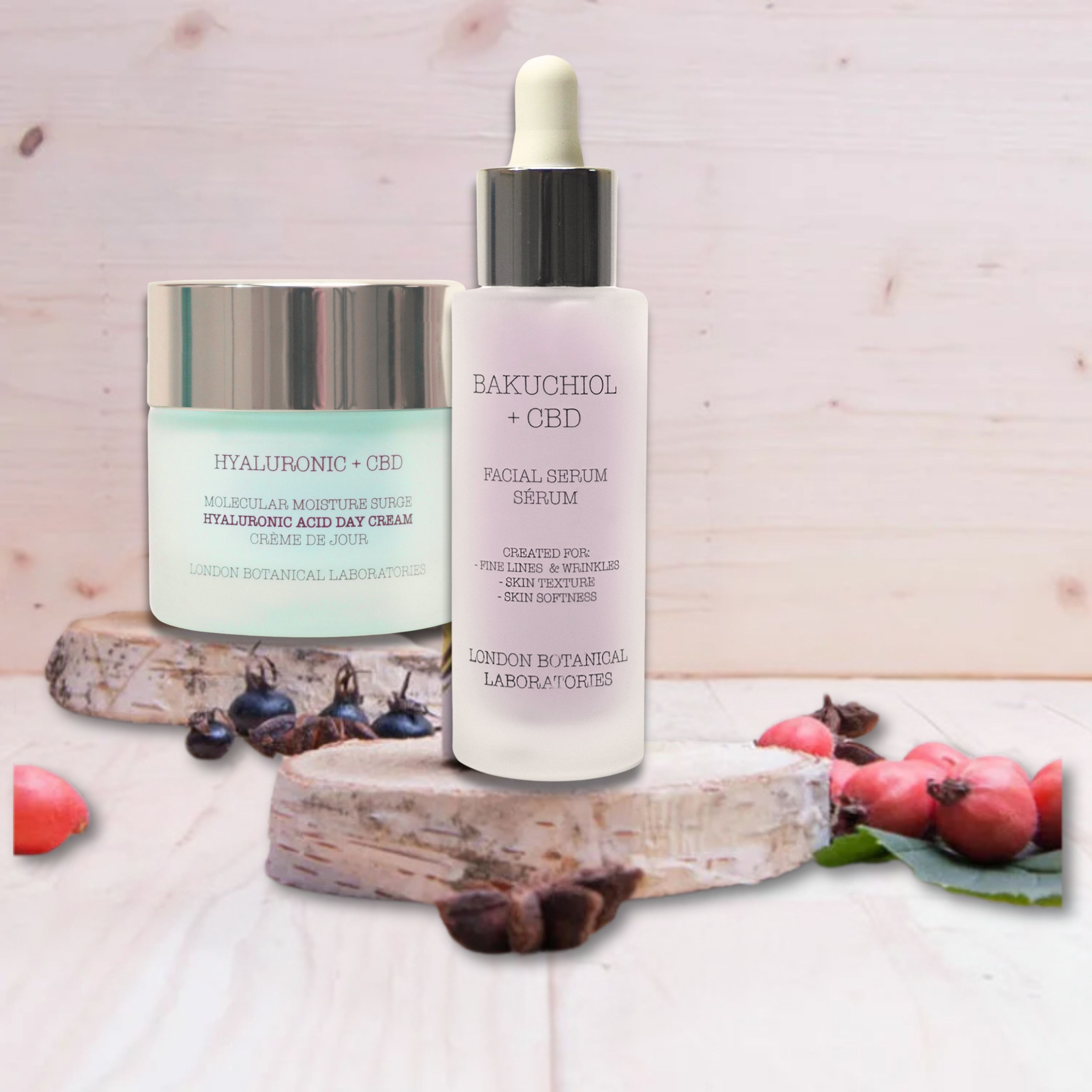 Creme- und Serumflasche auf Holzstücken. Aufschrift: Hyaluronic + CBD, Bakuchiol + CBD. London Botanical Laboratories.