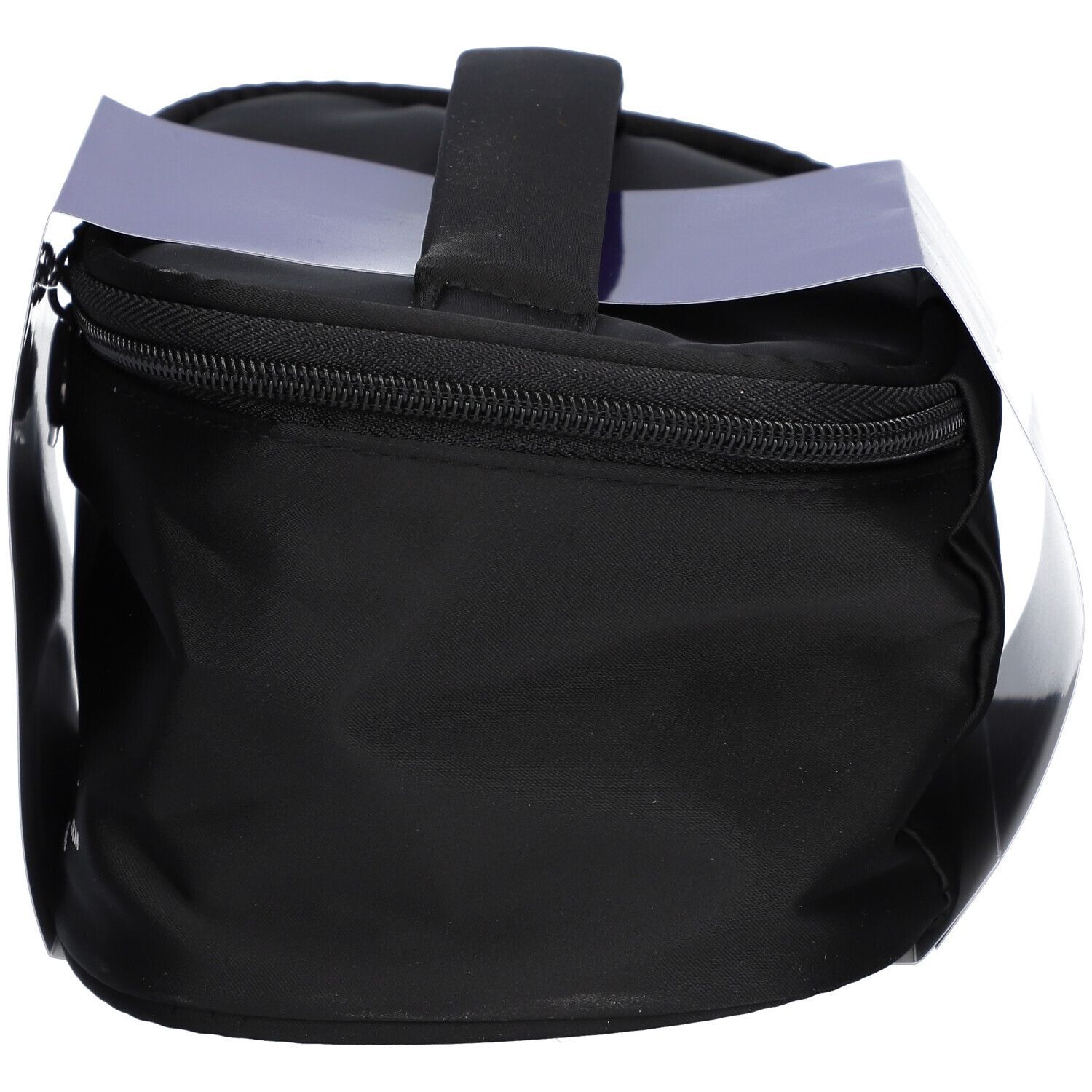 Schwarze Kosmetiktasche mit Griff und Reißverschluss. Auf der Oberseite ein Etikett mit Produktinformationen.