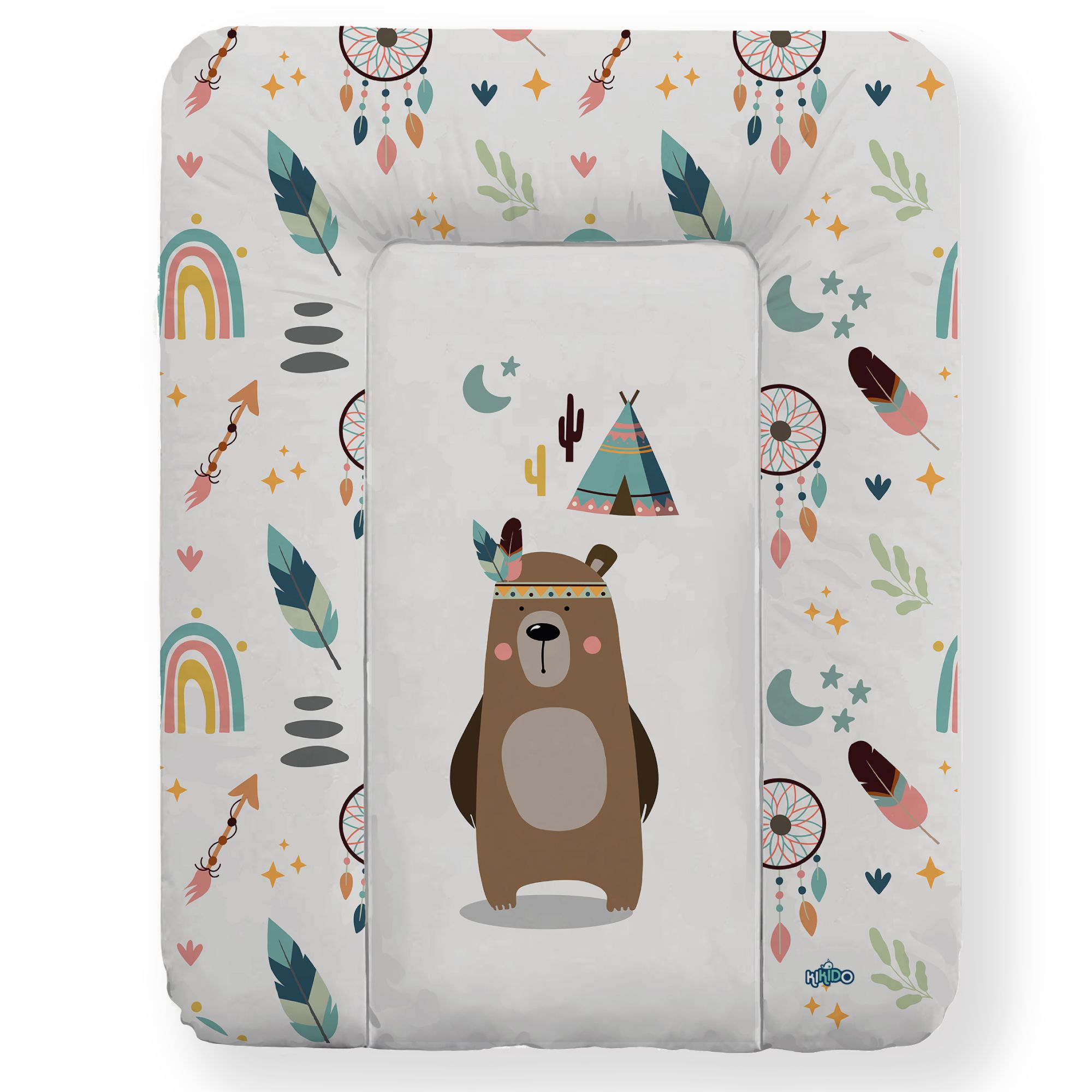 Weiche Wickelauflage mit Boho-Muster. Bär-Illustration auf der Auflage. Feder-, Traumfänger- und Regenbogen-Muster.