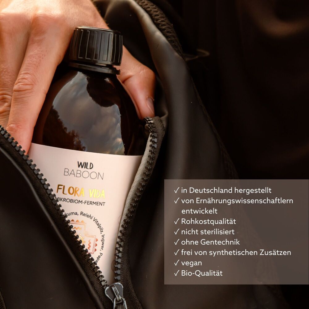 Braune Glasflasche mit Etikett, teilweise in einer schwarzen Tasche. Aufschrift: FLORA VIDA. Text: In Deutschland hergestellt.