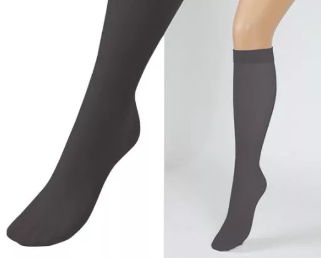 Zwei schwarze Kompressionsstrümpfe. Beinansicht. Strümpfe bis zum Knie reichend.