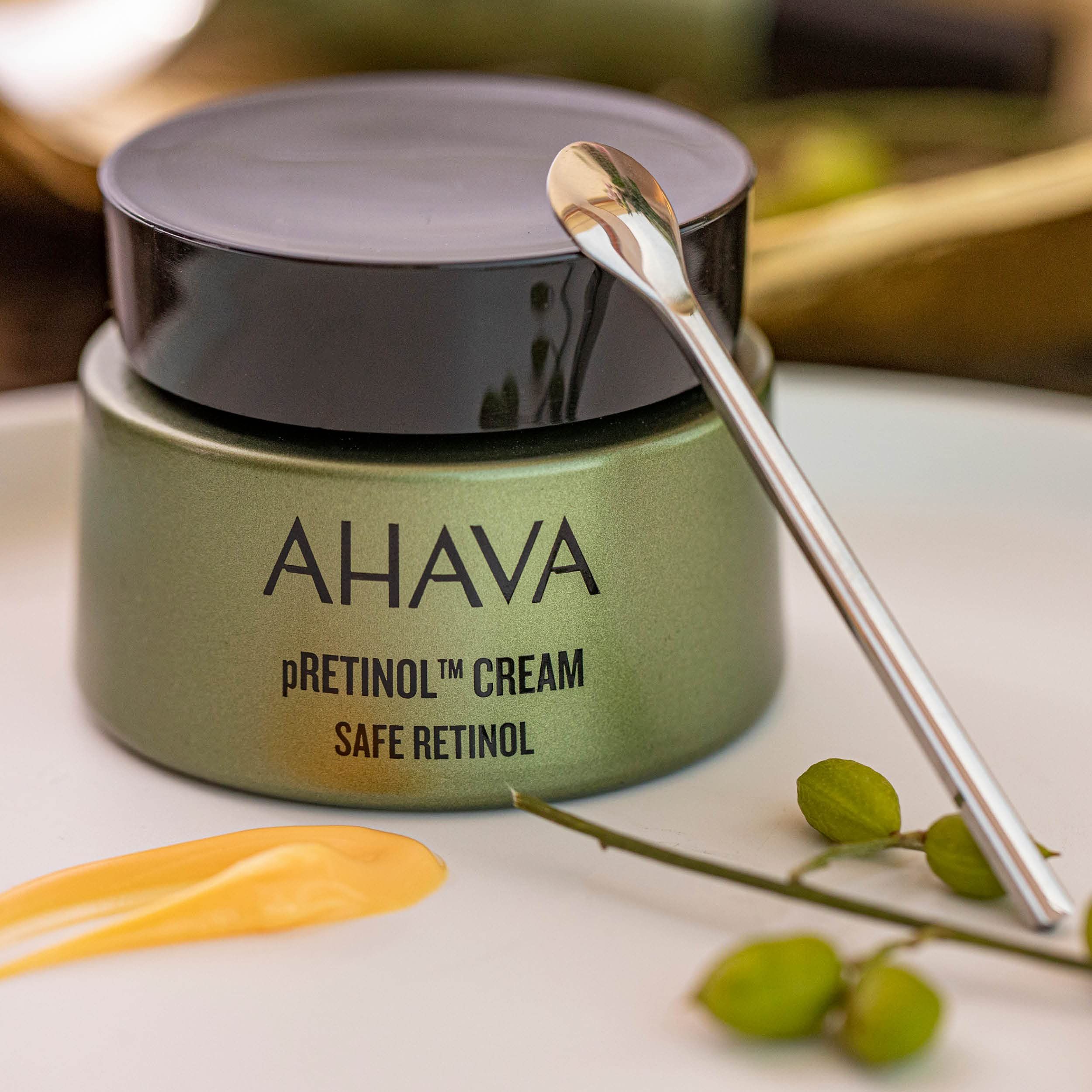 AHAVA pRETINOL CREAM SAFE RETINOL Tiegel mit Spatel und Creme-Probe.