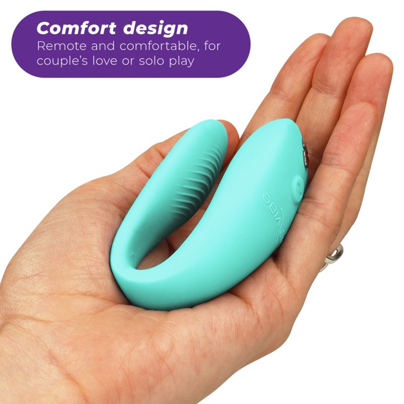 Türkisfarbener Vibrator in Hand. U-Form mit geriffelter Oberfläche. We-Vibe Logo sichtbar.