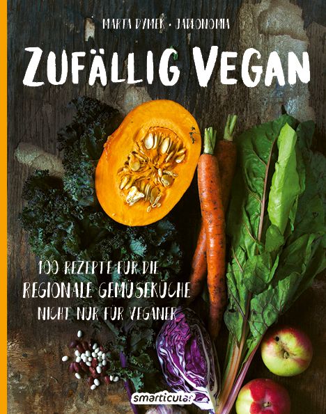 Buchcover mit Titel "Zufällig Vegan", Kürbis, Karotten und Gemüse. Autorin: Marta Dymek.