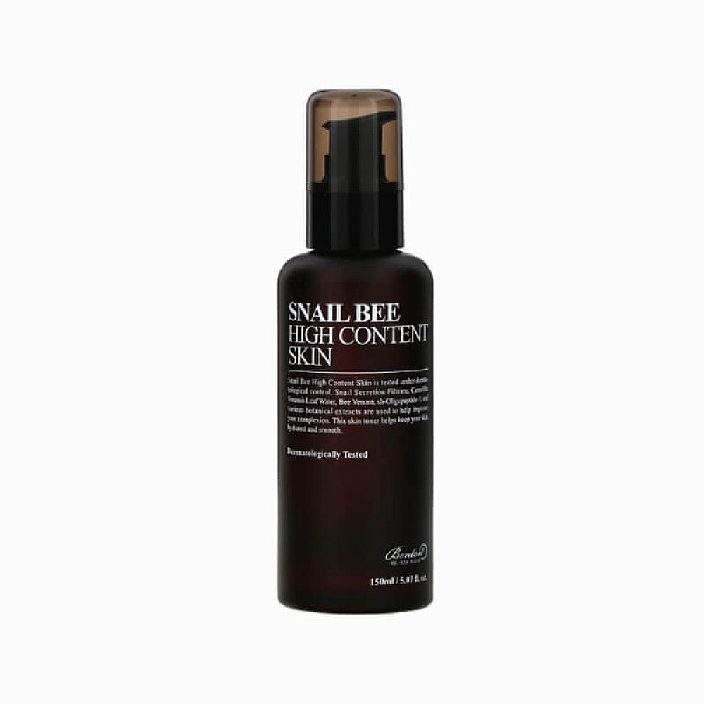Braune Flasche mit schwarzem Pumpverschluss. Aufschrift: Snail Bee High Content Skin. Text und Logo. Dermatologisch getestet.