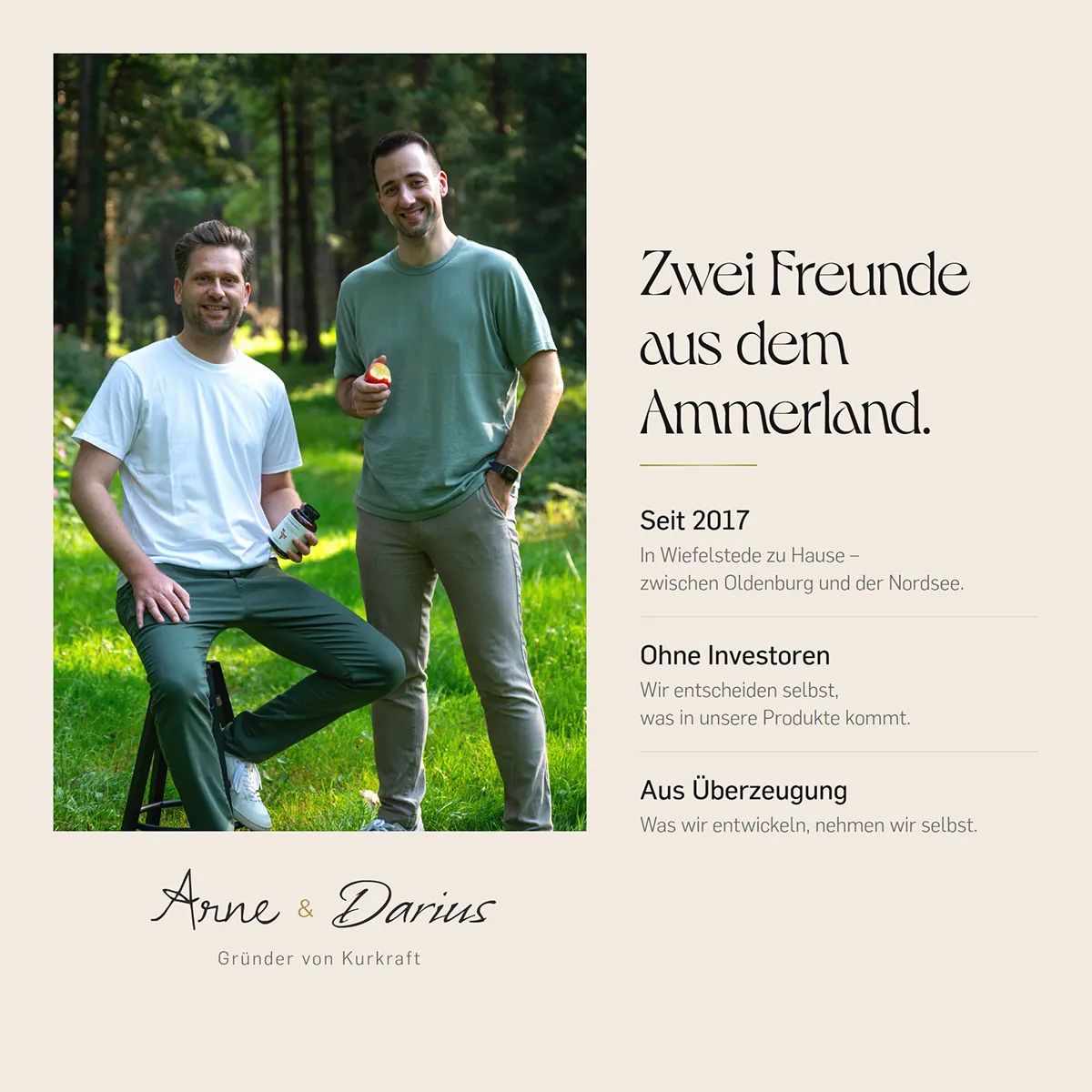 Zwei Männer, Gründer von Kurkraft, lächeln in einer Waldlichtung. Text über ihre Herkunft und Philosophie.
