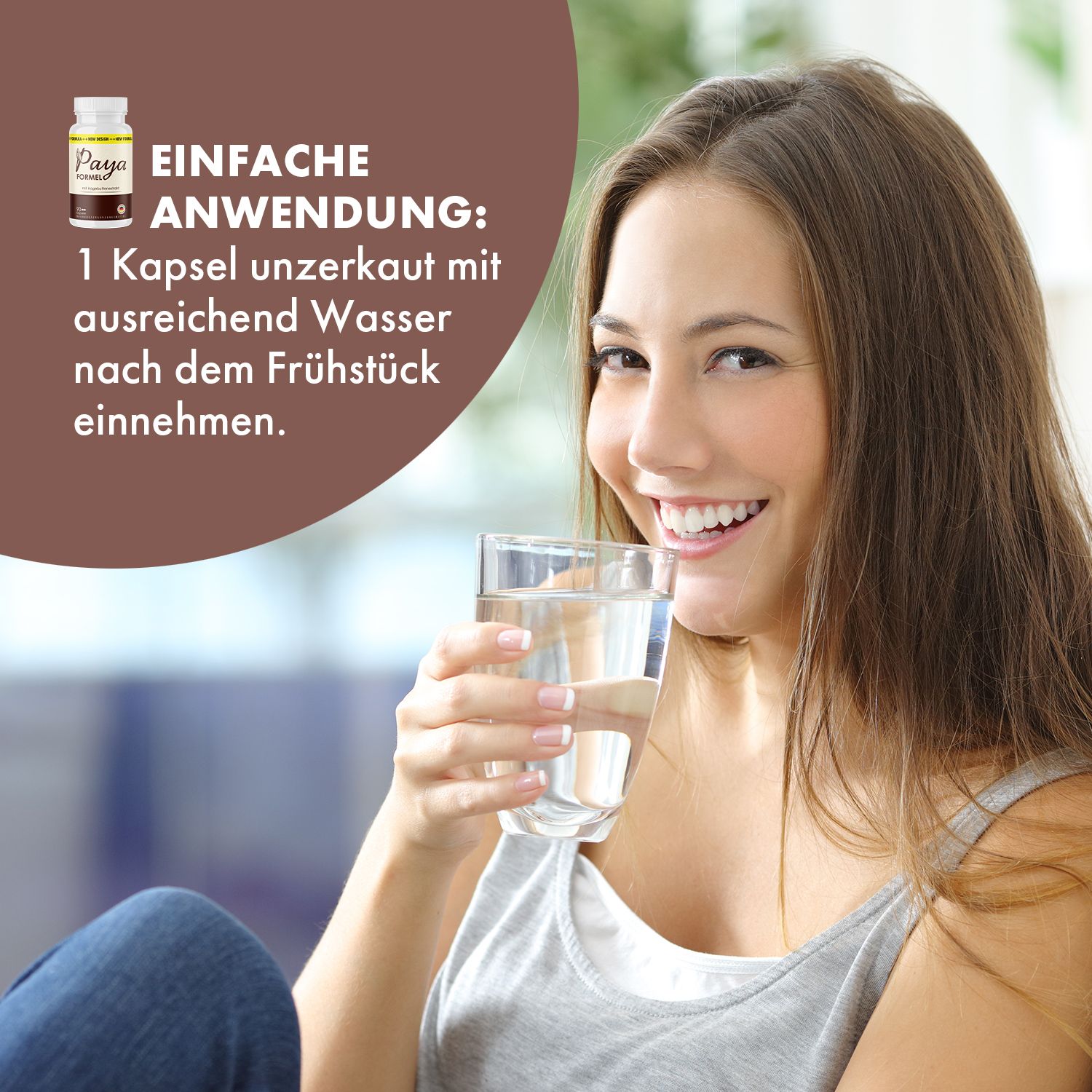 Frau trinkt Wasser, daneben eine Kapsel-Flasche mit Aufschrift Paya. Text: 1 Kapsel unzerkaut mit Wasser nach dem Frühstück einnehmen.