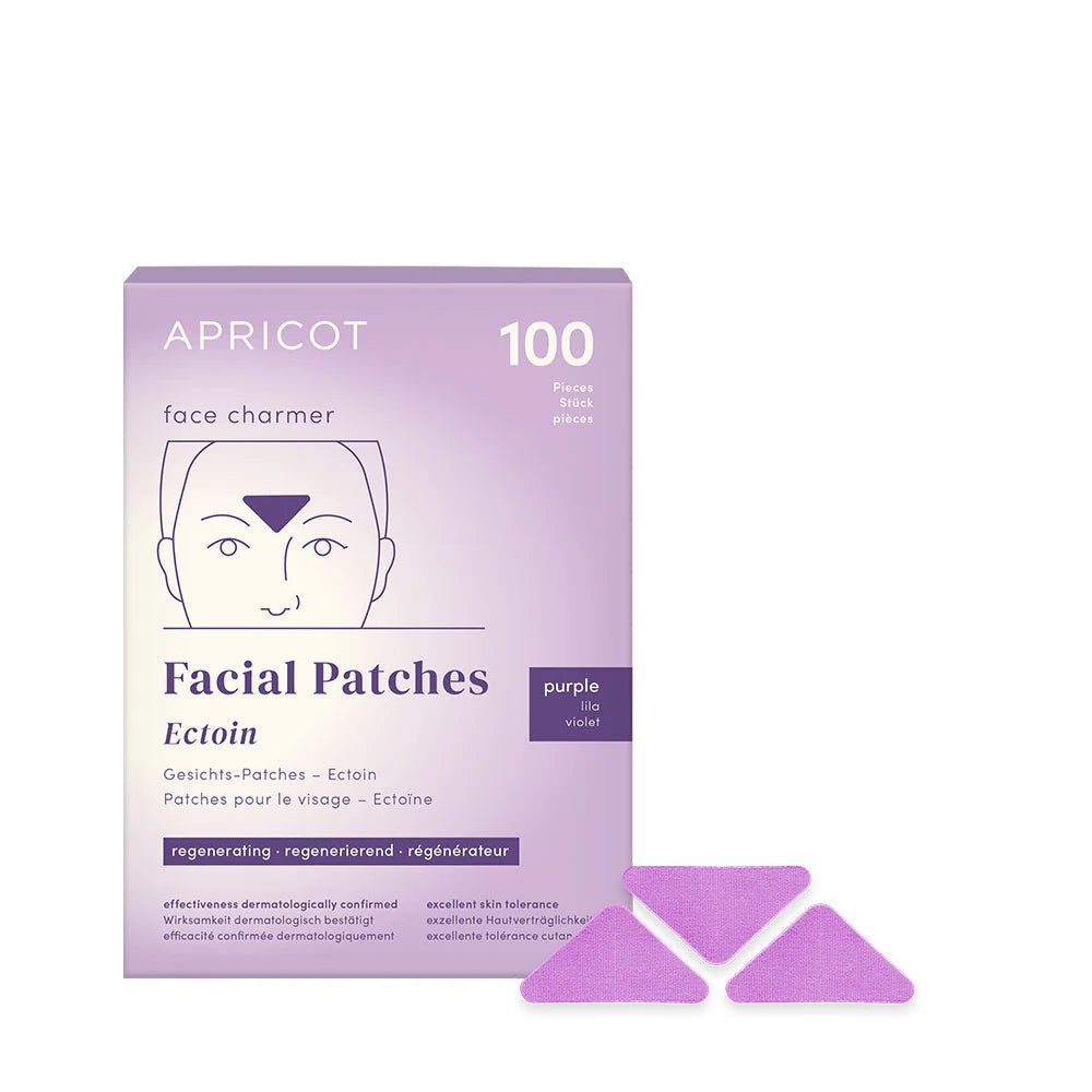 Verpackung von APRICOT Gesichtspatches. Violette Schachtel mit Produktnamen und 100 Patches. Drei Patches liegen daneben.