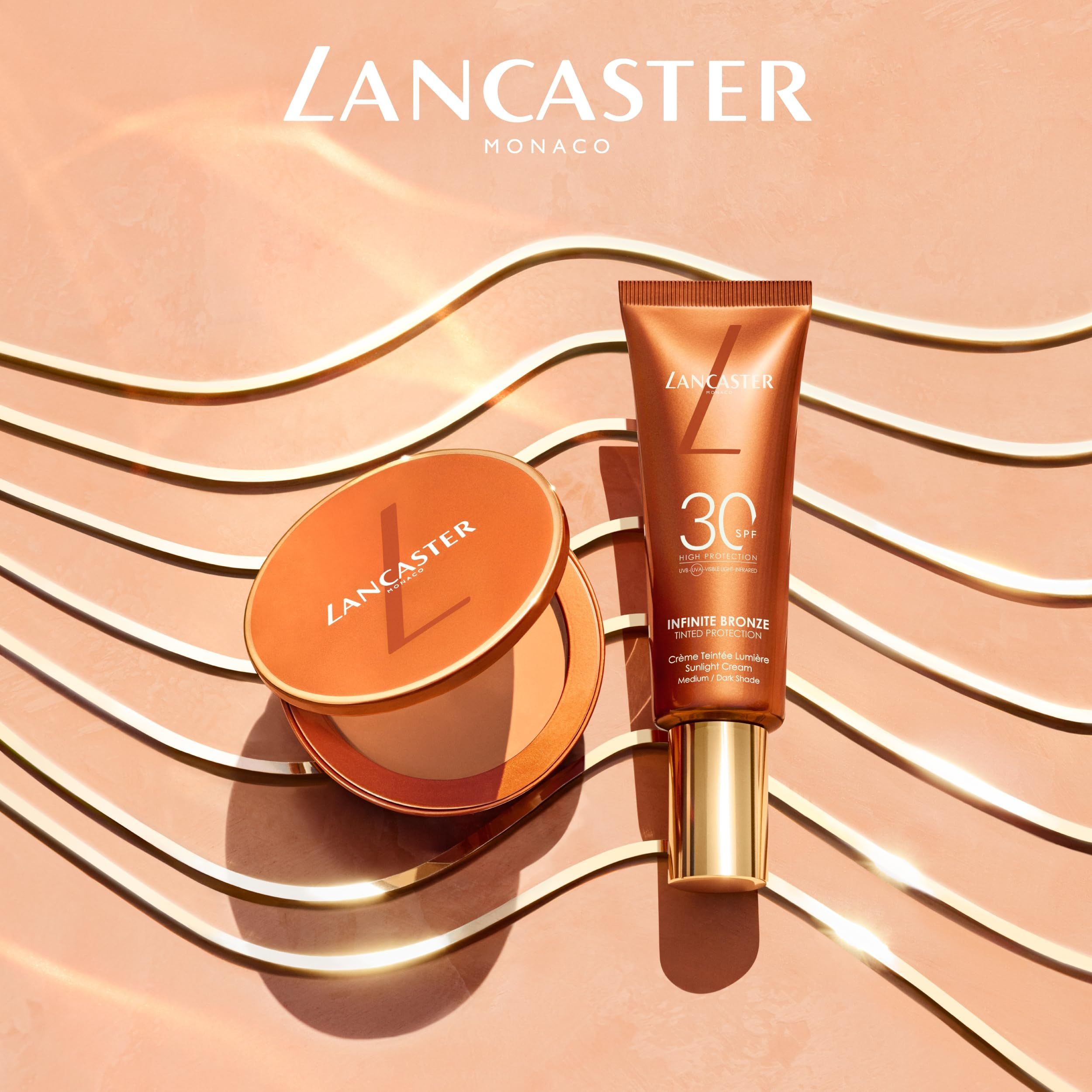 Geöffnete, orangefarbene Kompakt-Sonnencreme. Deckel mit LANCASTER-Logo. Innen: getönte Creme. Hintergrund: goldene Linien.