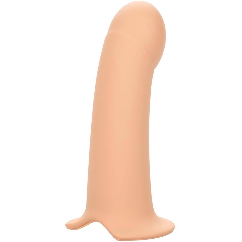 Fleischfarbene Penisverlängerung aus Silikon. Gebogene Form mit abgerundeter Spitze und breiter Basis. Auf weißem Hintergrund.
