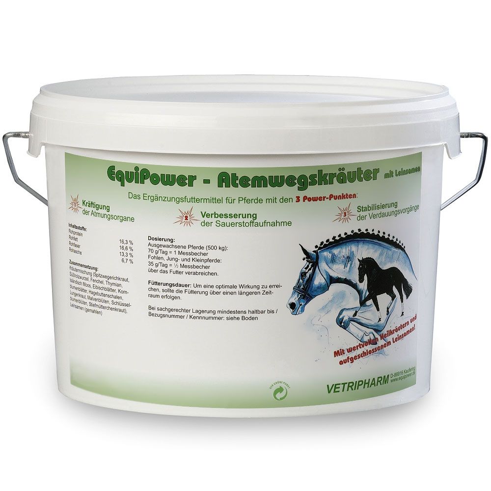 Weißer Eimer mit grünem Etikett. Aufschrift: EquiPower - Atemwegskräuter. Ergänzungsfuttermittel für Pferde. Logo mit Pferd.