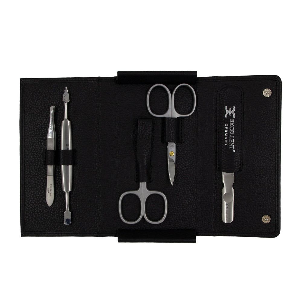 Schwarzes Etui, geöffnet. Enthält Maniküre-Werkzeuge: Schere, Pinzette, Hufstäbchen, Nagelhautschieber.