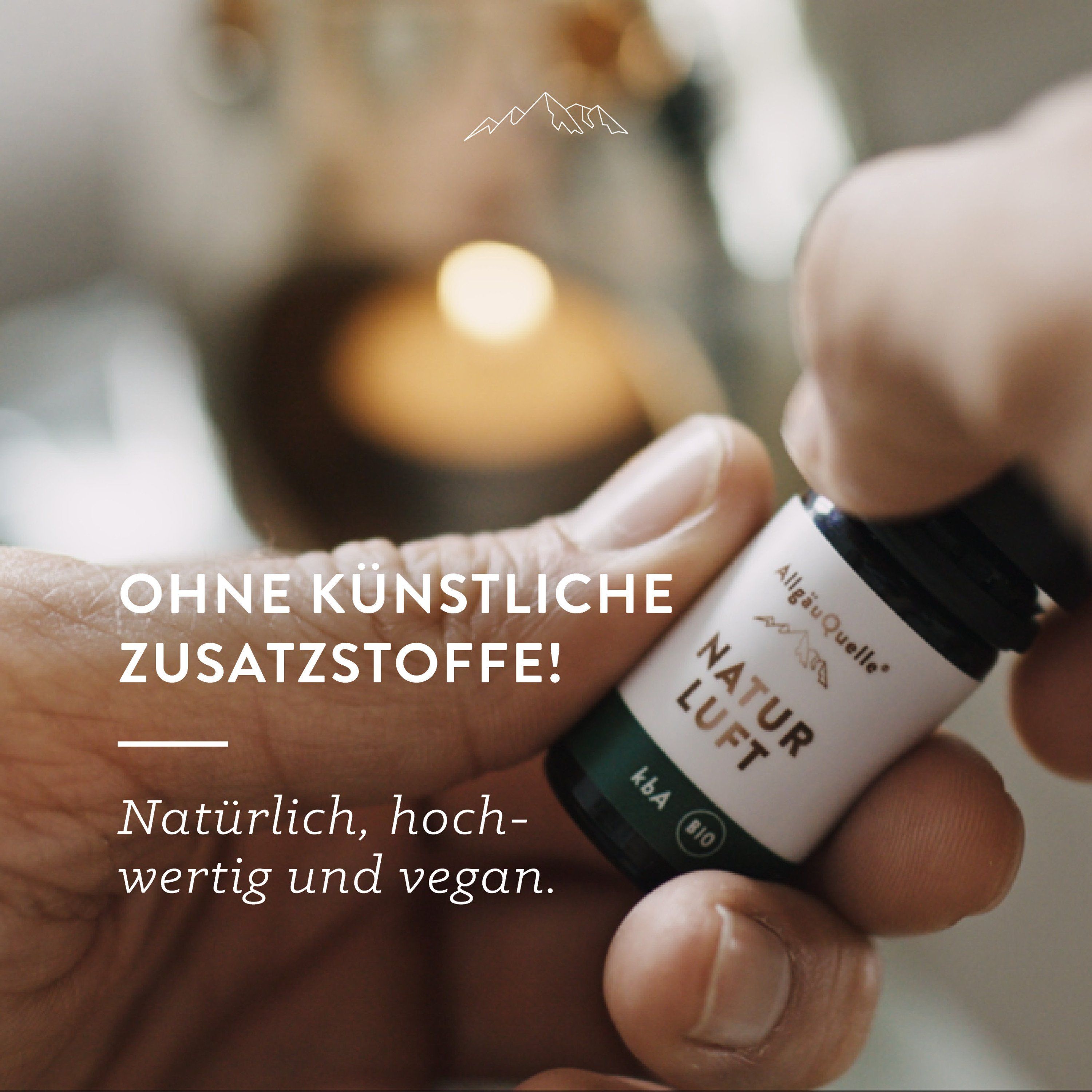 Kleine Flasche ätherisches Öl, gehalten von einer Hand. Aufschrift: "Natur Luft". Text: "Ohne künstliche Zusatzstoffe!" und "Natürlich, hochwertig und vegan".